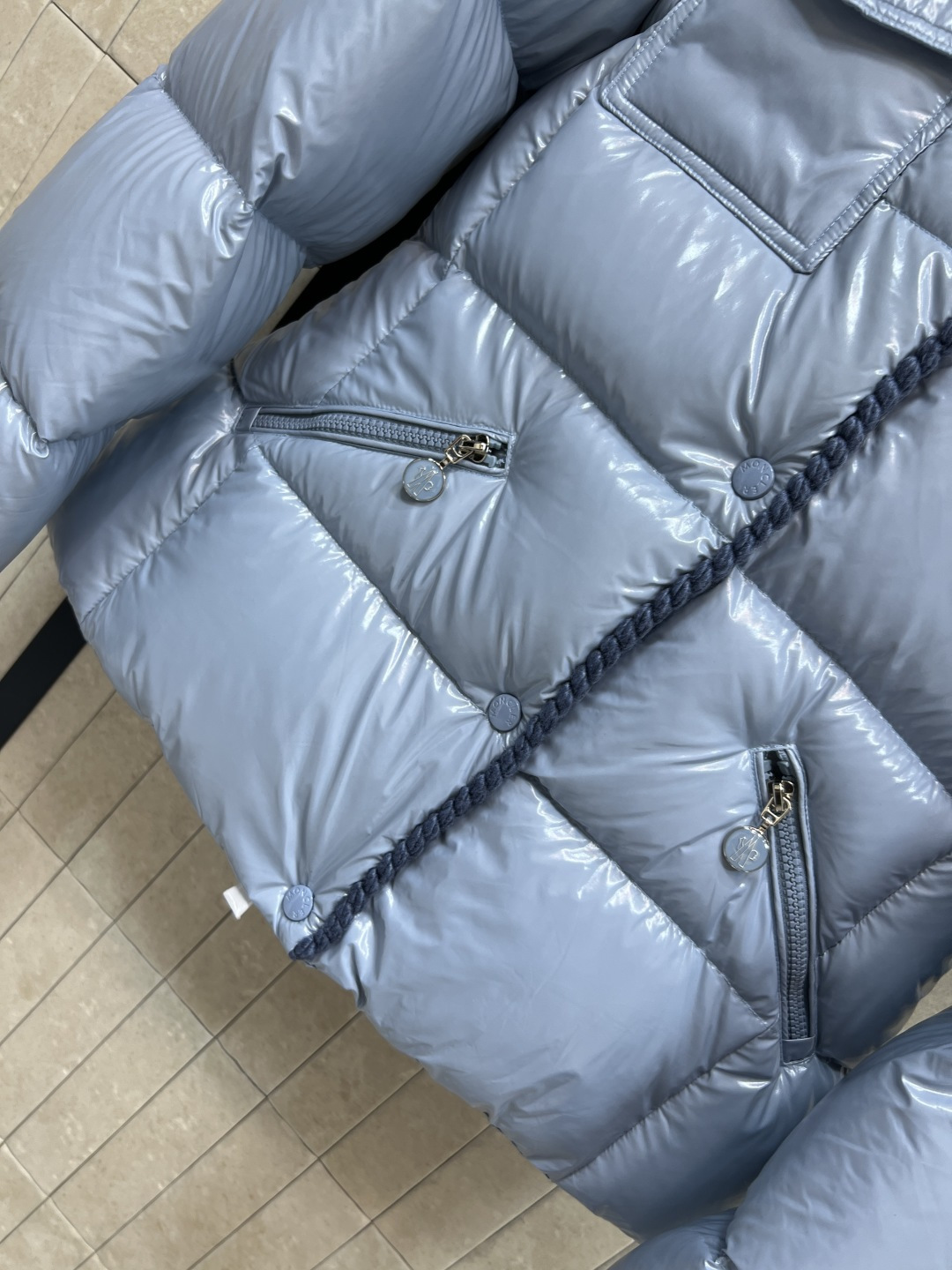 M家 25秋冬新款 编织饰边连帽羽绒服 可拆卸连帽立领面包版型 上身轻松拉长视觉比例 无敌显瘦显高 对于