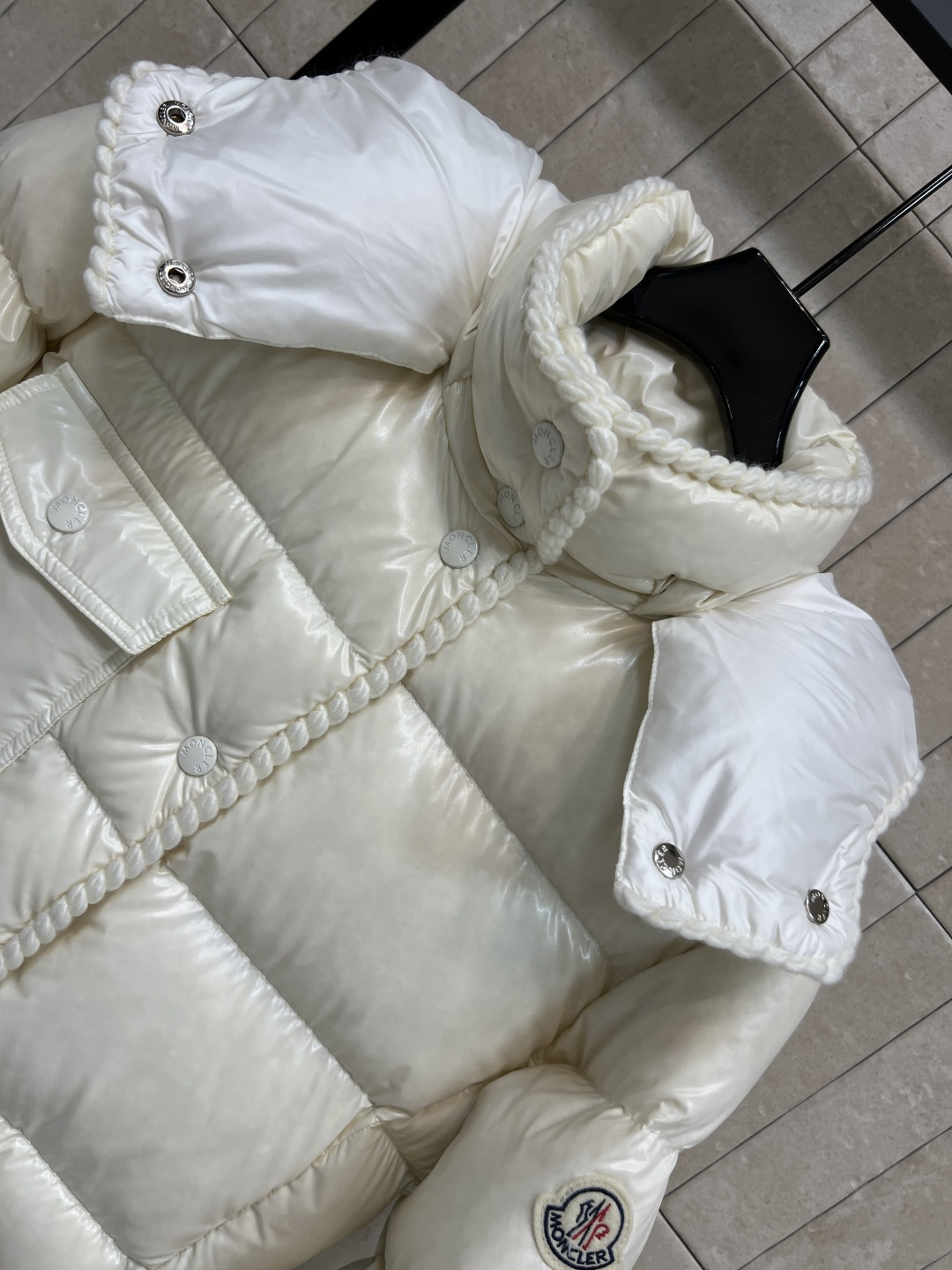 M家 25秋冬新款 编织饰边连帽羽绒服 可拆卸连帽立领面包版型 上身轻松拉长视觉比例 无敌显瘦显高 对于