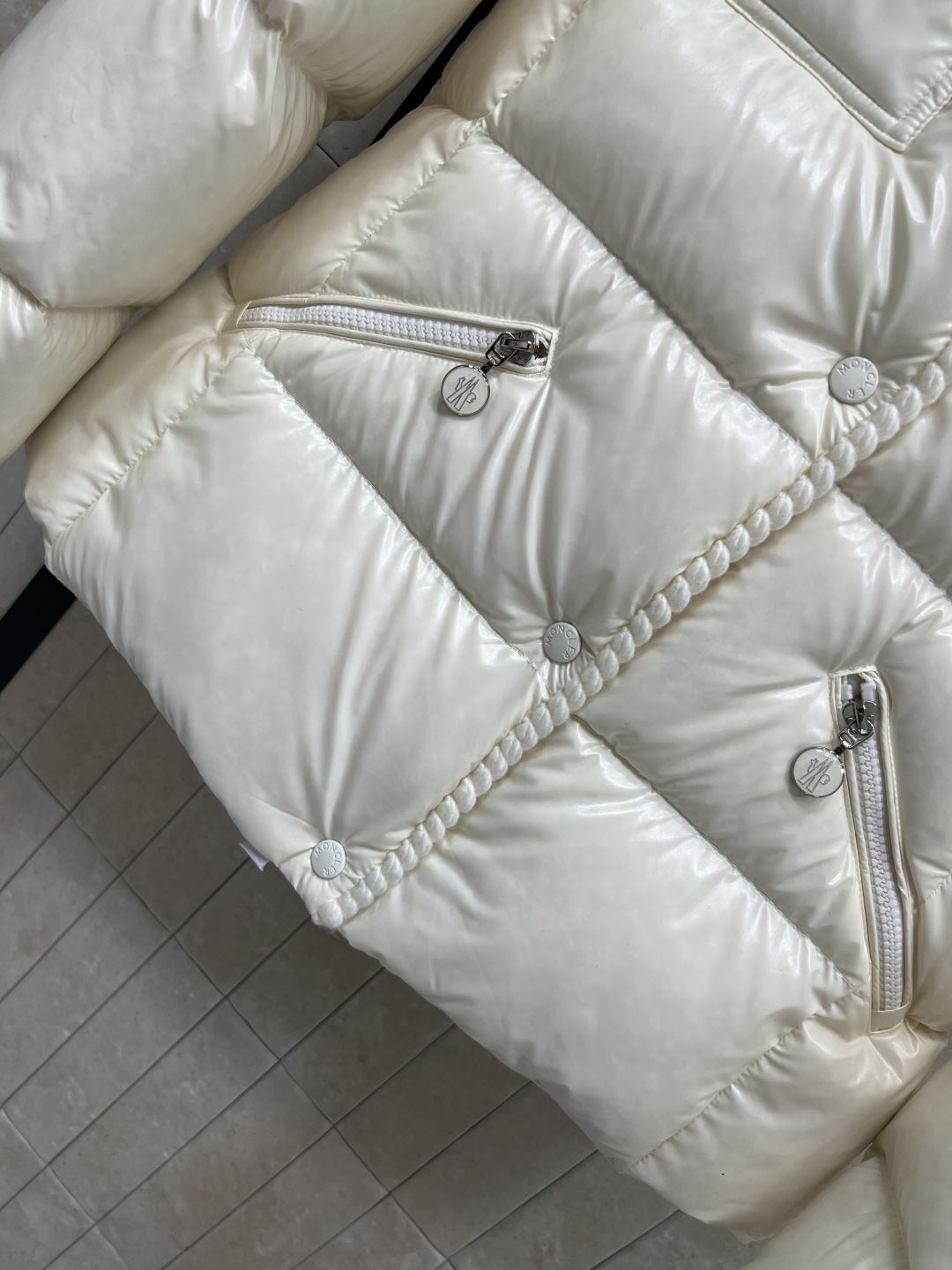 M家 25秋冬新款 编织饰边连帽羽绒服 可拆卸连帽立领面包版型 上身轻松拉长视觉比例 无敌显瘦显高 对于