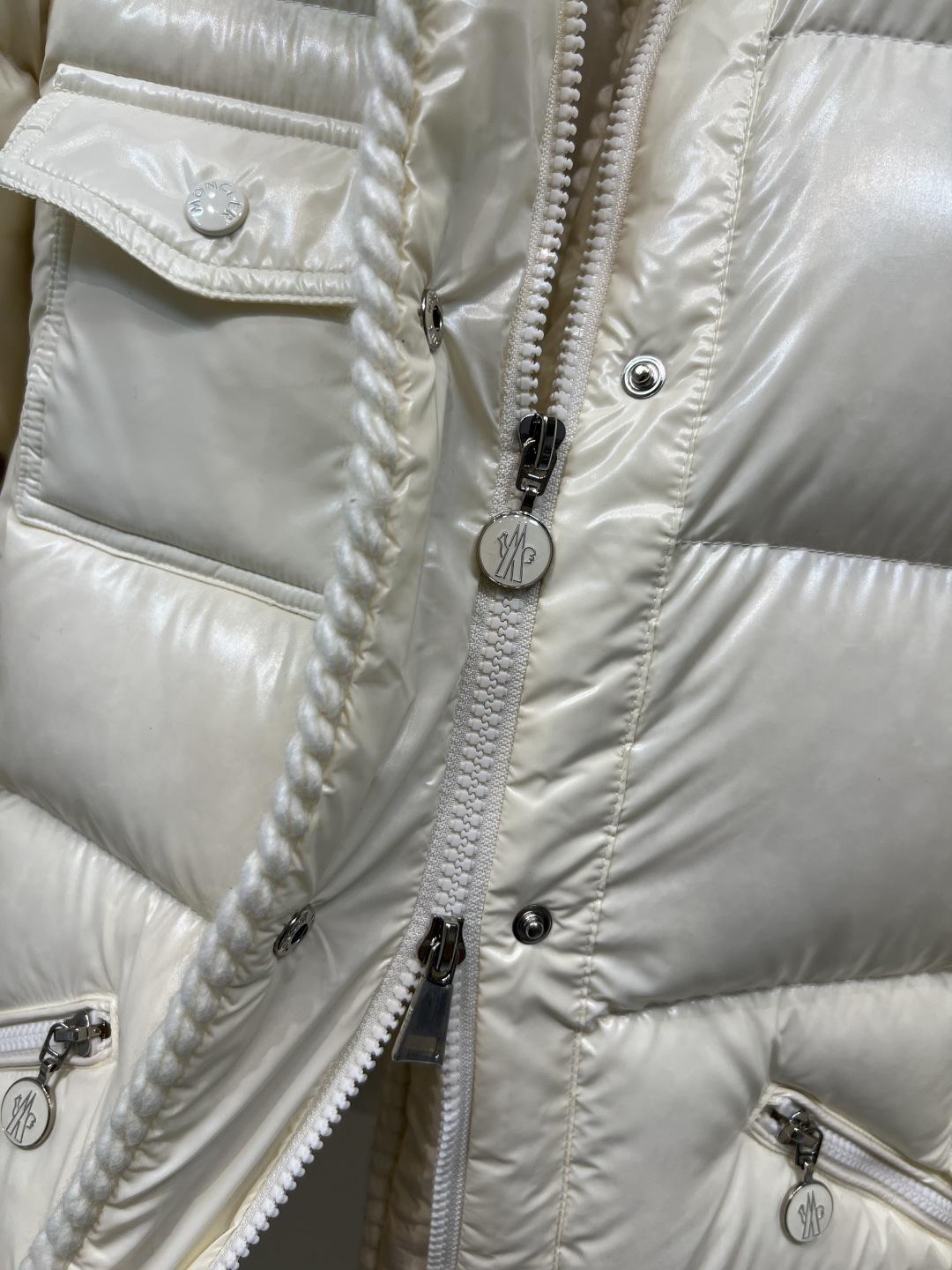 M家 25秋冬新款 编织饰边连帽羽绒服 可拆卸连帽立领面包版型 上身轻松拉长视觉比例 无敌显瘦显高 对于