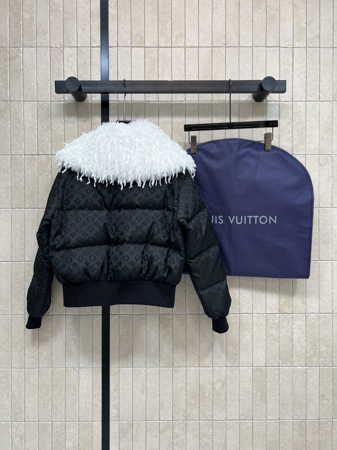 L家 25秋冬新款 羽毛衣领老花羽绒服 羽毛领口做翻领 短款面包羽绒服 精致小巧 小个子也 能轻松驾驭 