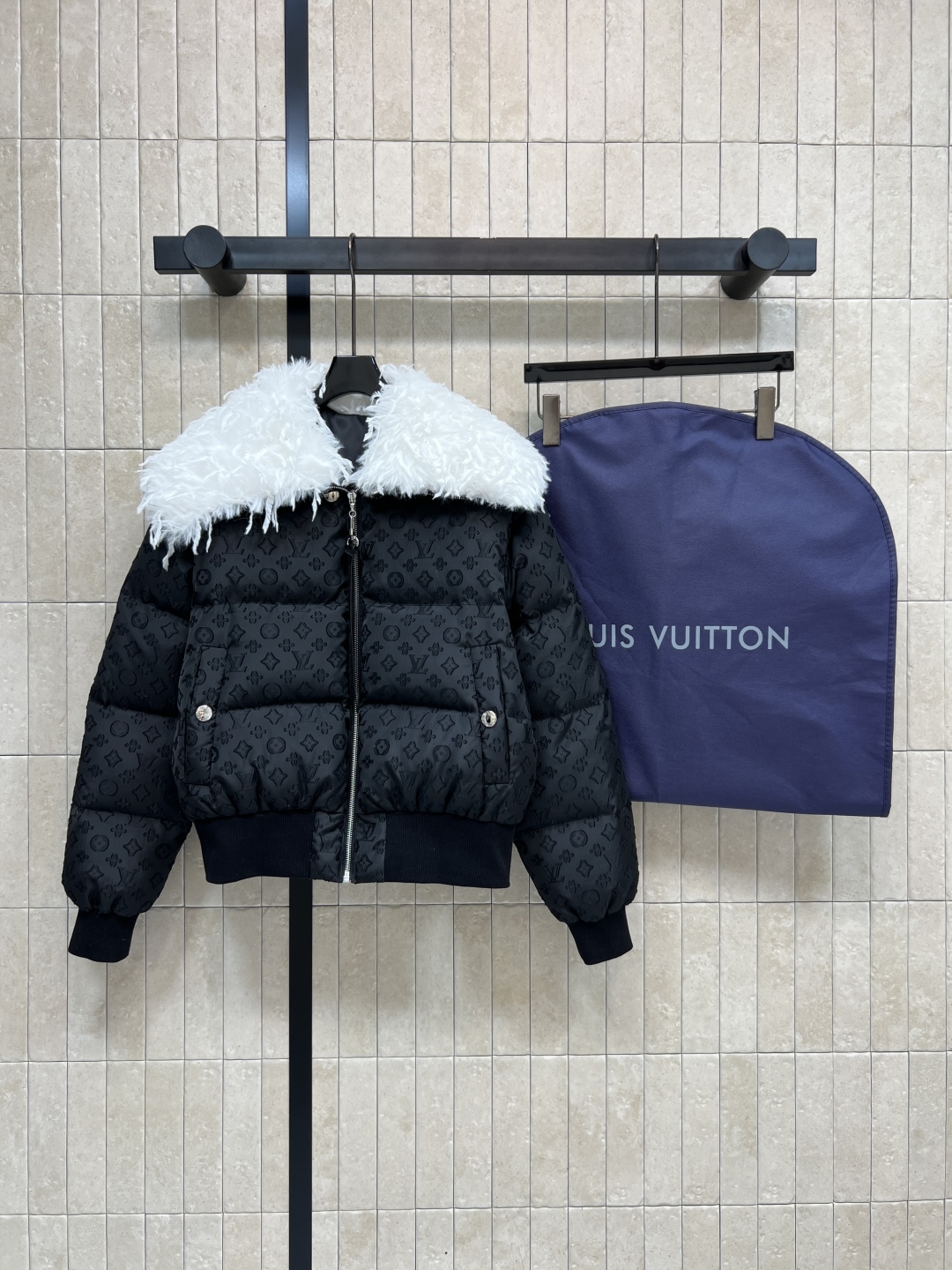 L家 25秋冬新款 羽毛衣领老花羽绒服 羽毛领口做翻领 短款面包羽绒服 精致小巧 小个子也 能轻松驾驭 