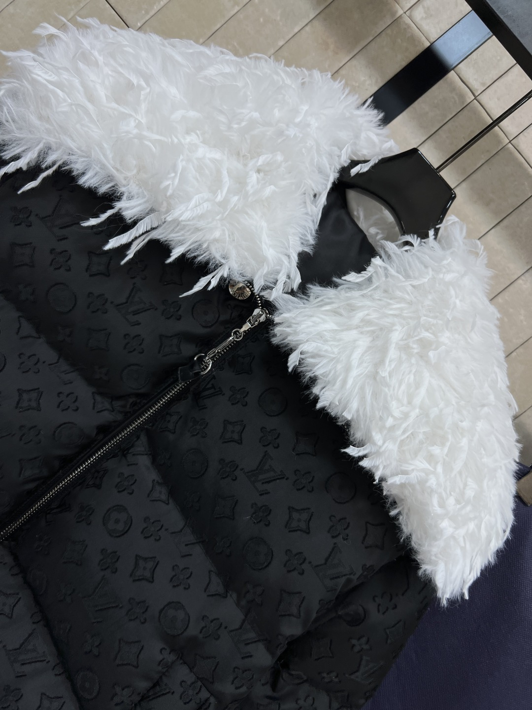 L家 25秋冬新款 羽毛衣领老花羽绒服 羽毛领口做翻领 短款面包羽绒服 精致小巧 小个子也 能轻松驾驭 