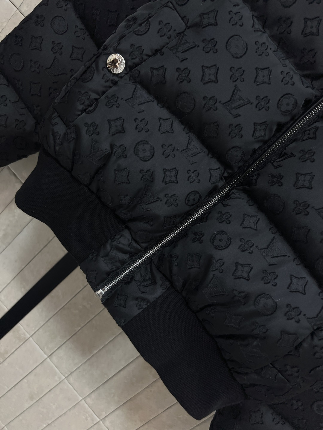 L家 25秋冬新款 羽毛衣领老花羽绒服 羽毛领口做翻领 短款面包羽绒服 精致小巧 小个子也 能轻松驾驭 