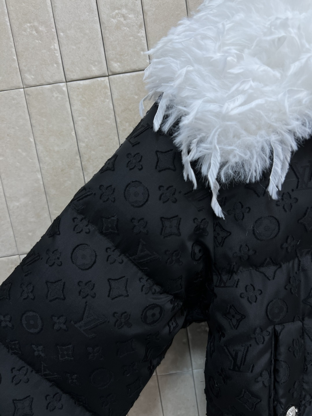 L家 25秋冬新款 羽毛衣领老花羽绒服 羽毛领口做翻领 短款面包羽绒服 精致小巧 小个子也 能轻松驾驭 