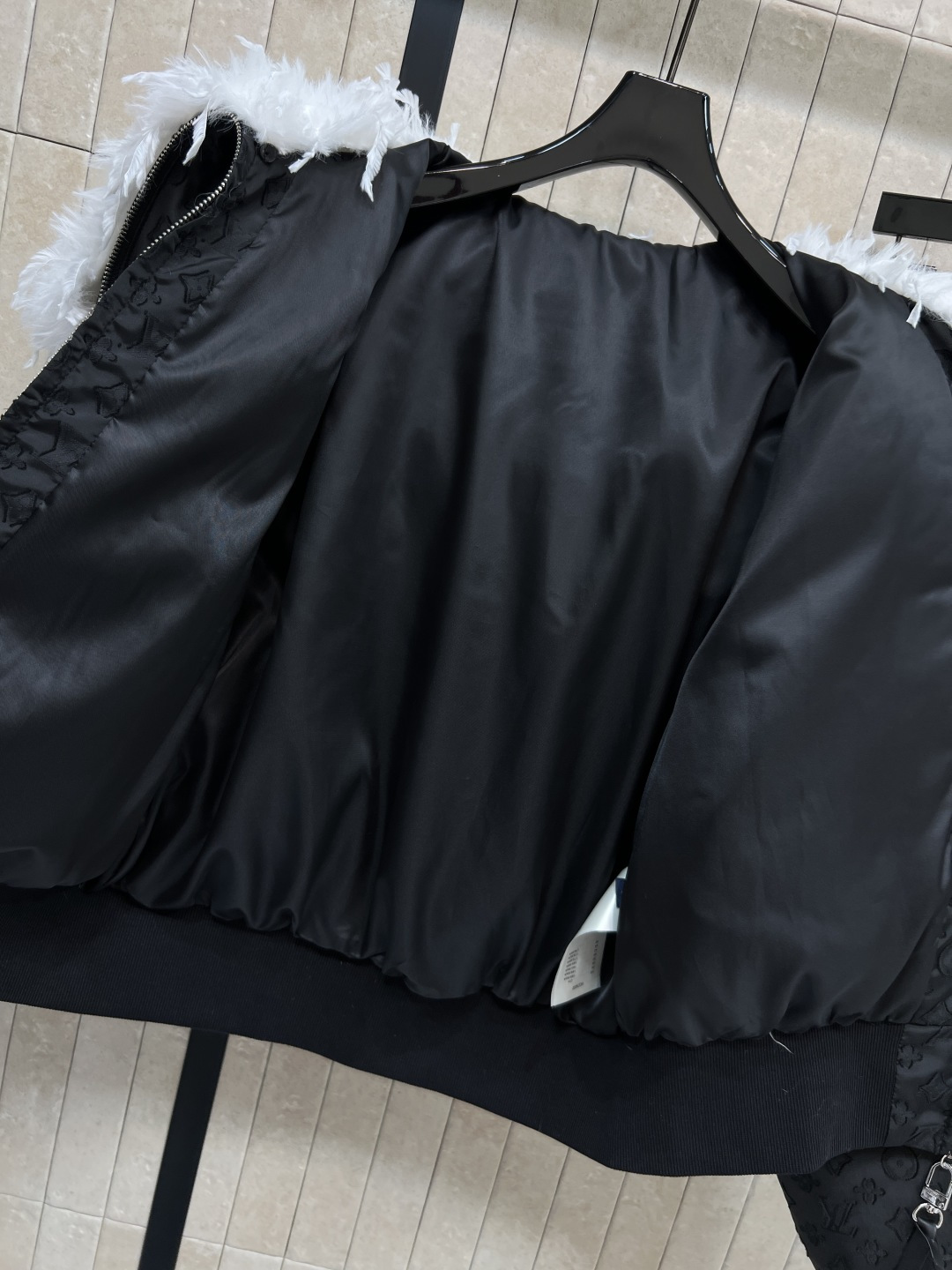 L家 25秋冬新款 羽毛衣领老花羽绒服 羽毛领口做翻领 短款面包羽绒服 精致小巧 小个子也 能轻松驾驭 