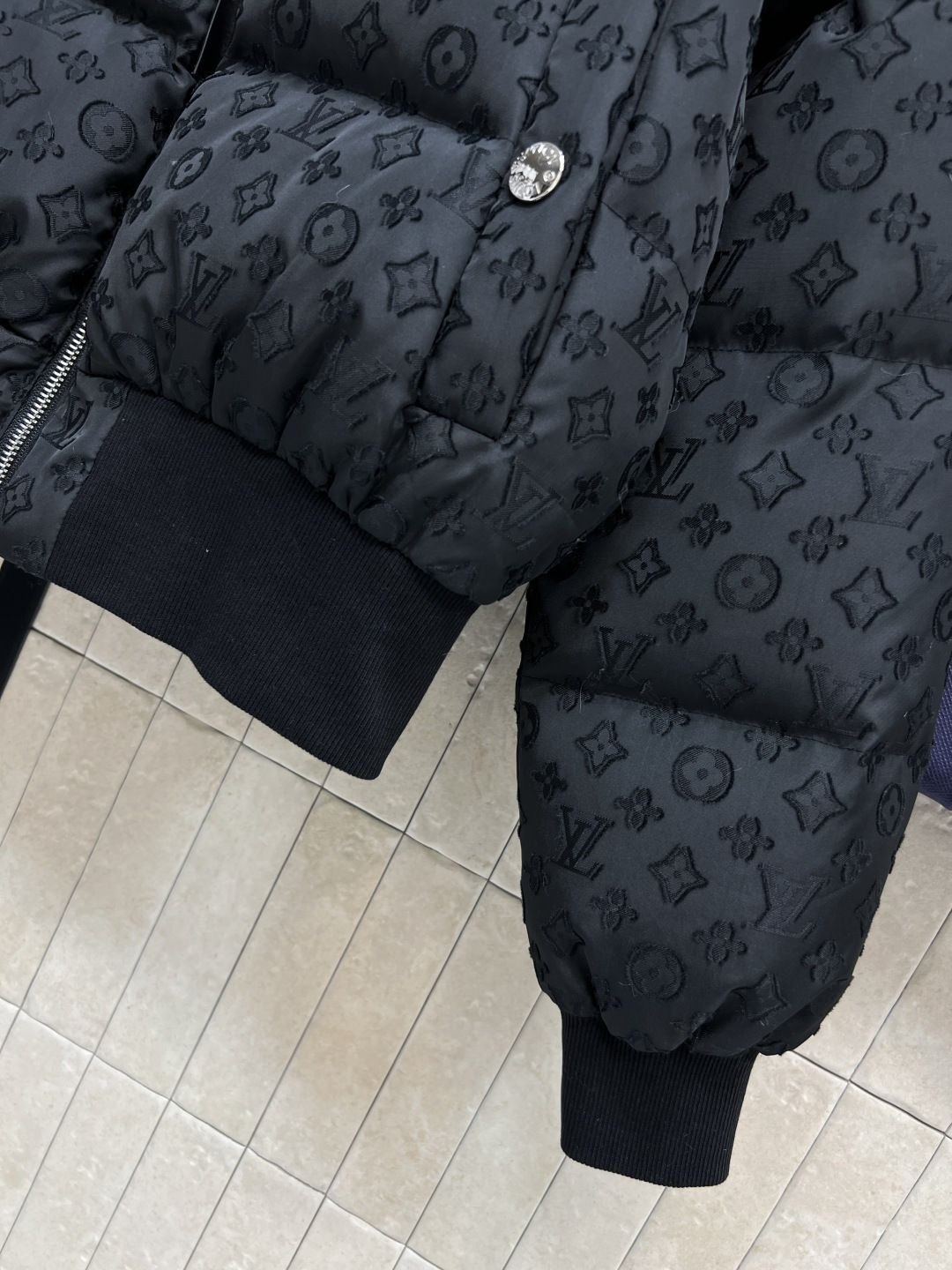 L家 25秋冬新款 羽毛衣领老花羽绒服 羽毛领口做翻领 短款面包羽绒服 精致小巧 小个子也 能轻松驾驭 