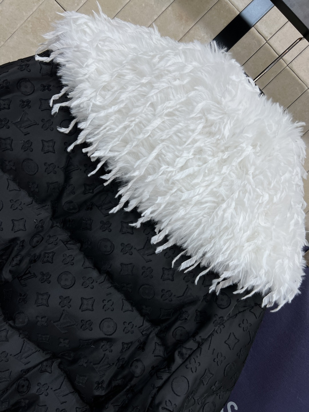 L家 25秋冬新款 羽毛衣领老花羽绒服 羽毛领口做翻领 短款面包羽绒服 精致小巧 小个子也 能轻松驾驭 