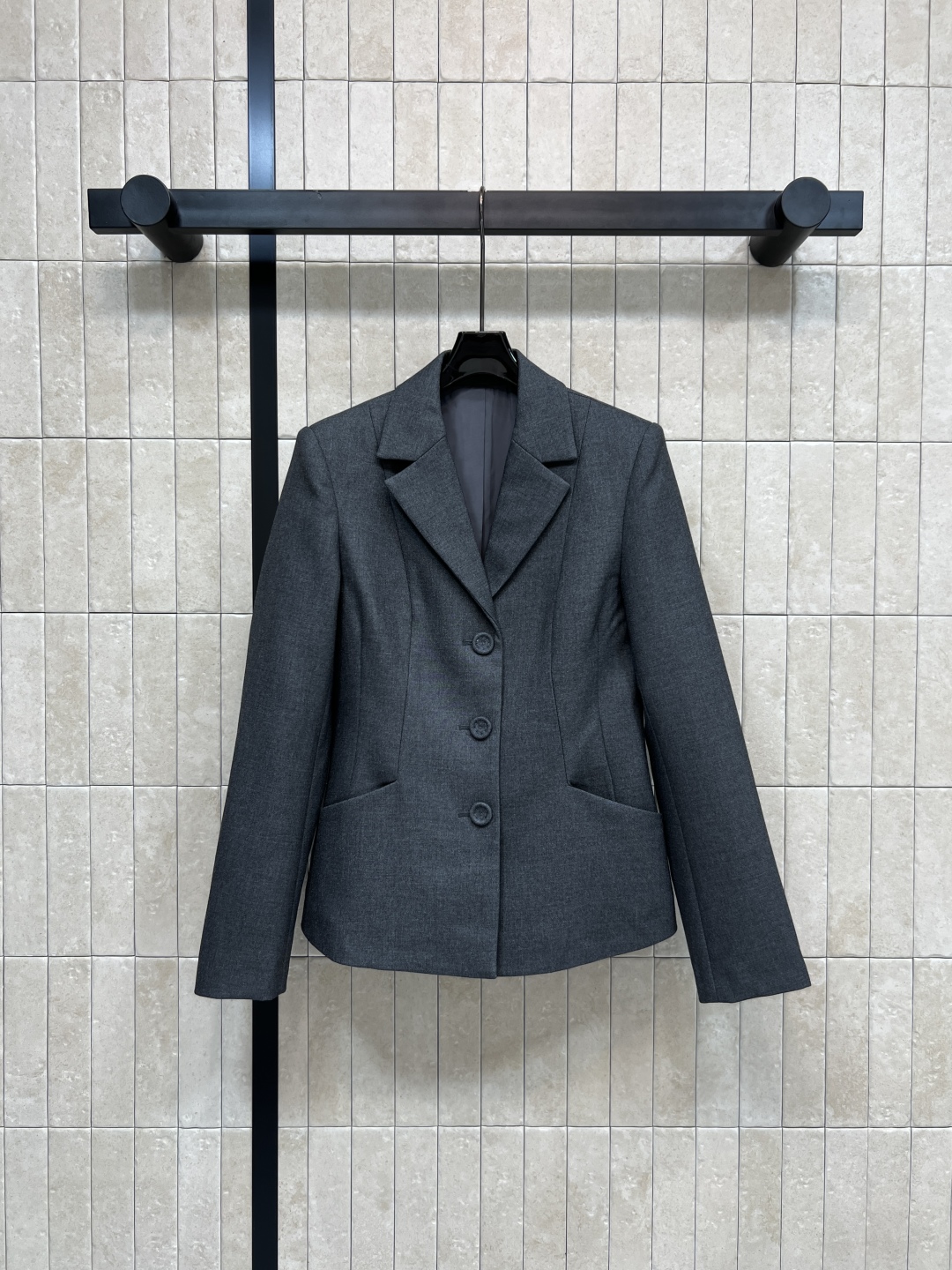 D家25秋冬新款 翻领收腰西装外套+高腰半身裙 一套搭配满分的气质感 不管是逛街聚会或者OL上班族 这一