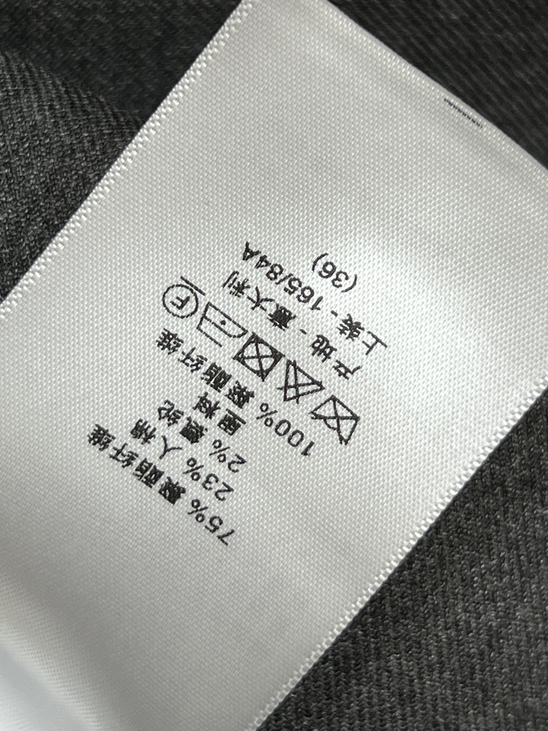 D家25秋冬新款 翻领收腰西装外套+高腰半身裙 一套搭配满分的气质感 不管是逛街聚会或者OL上班族 这一