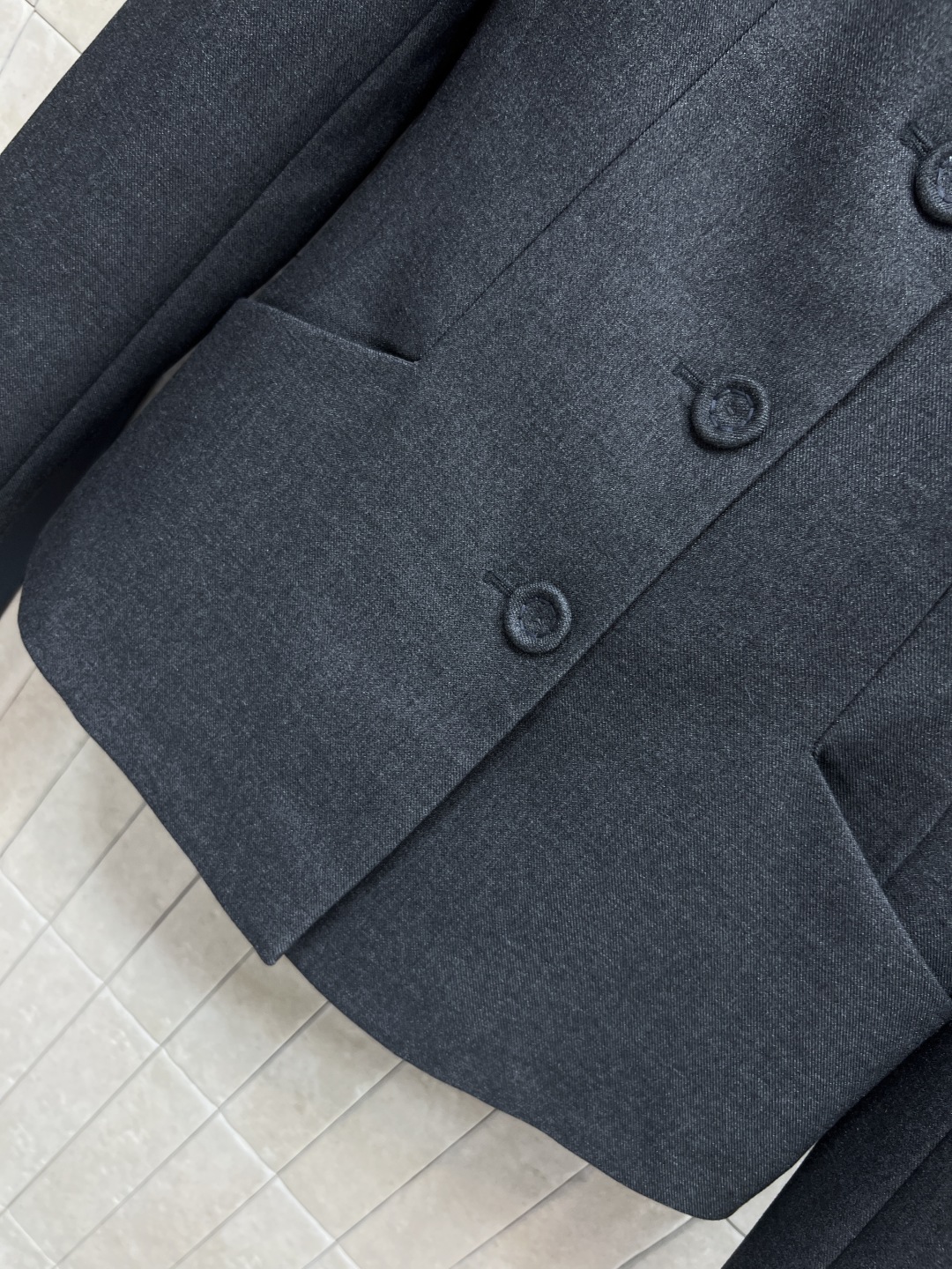 D家25秋冬新款 翻领收腰西装外套+高腰半身裙 一套搭配满分的气质感 不管是逛街聚会或者OL上班族 这一