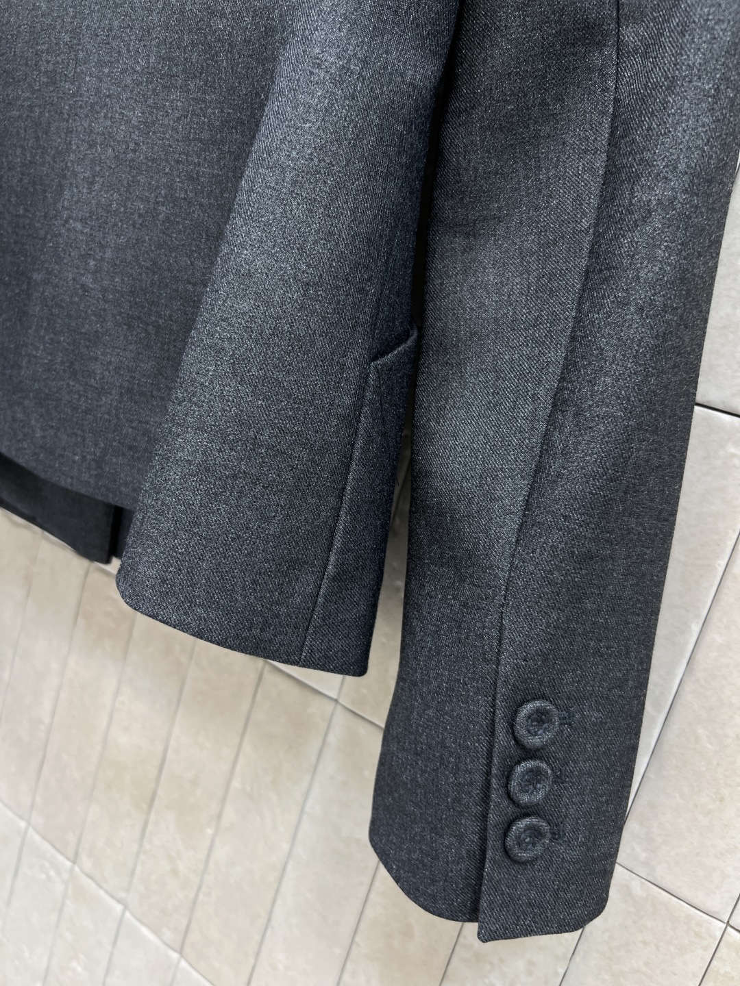 D家25秋冬新款 翻领收腰西装外套+高腰半身裙 一套搭配满分的气质感 不管是逛街聚会或者OL上班族 这一