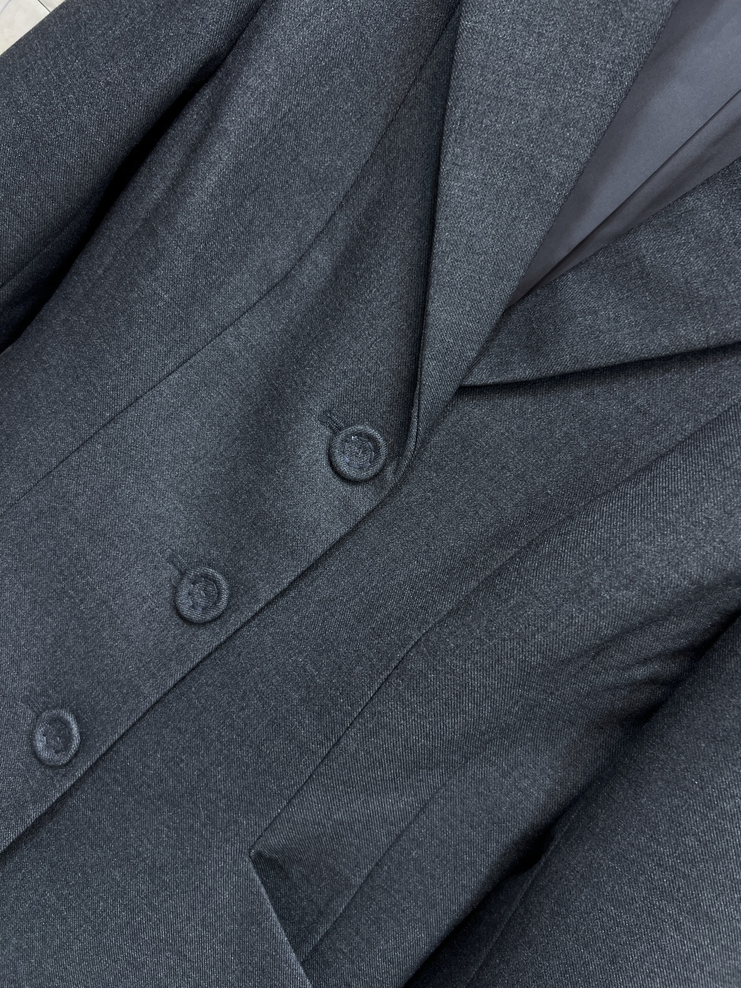 D家25秋冬新款 翻领收腰西装外套+高腰半身裙 一套搭配满分的气质感 不管是逛街聚会或者OL上班族 这一