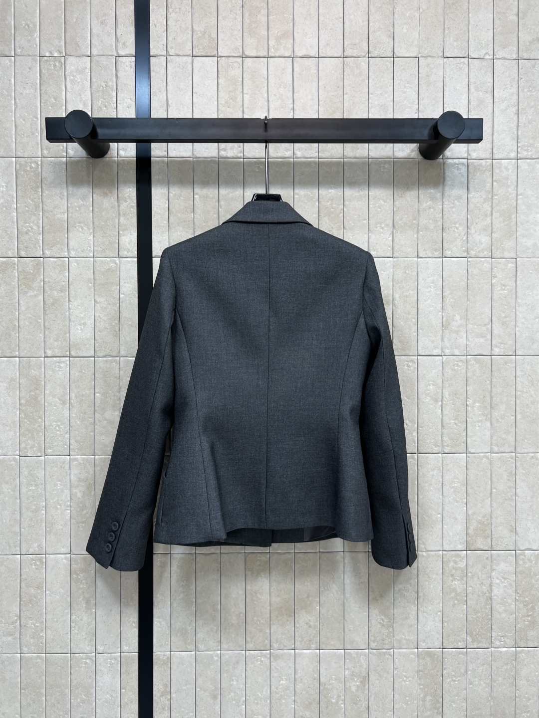 D家25秋冬新款 翻领收腰西装外套+高腰半身裙 一套搭配满分的气质感 不管是逛街聚会或者OL上班族 这一