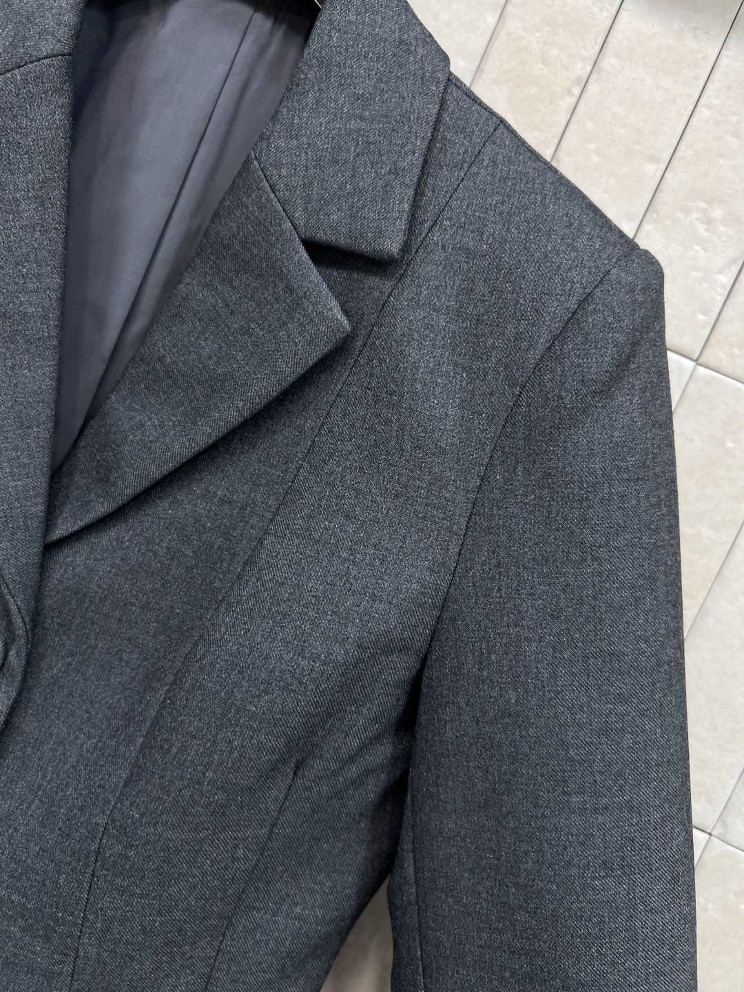 D家25秋冬新款 翻领收腰西装外套+高腰半身裙 一套搭配满分的气质感 不管是逛街聚会或者OL上班族 这一