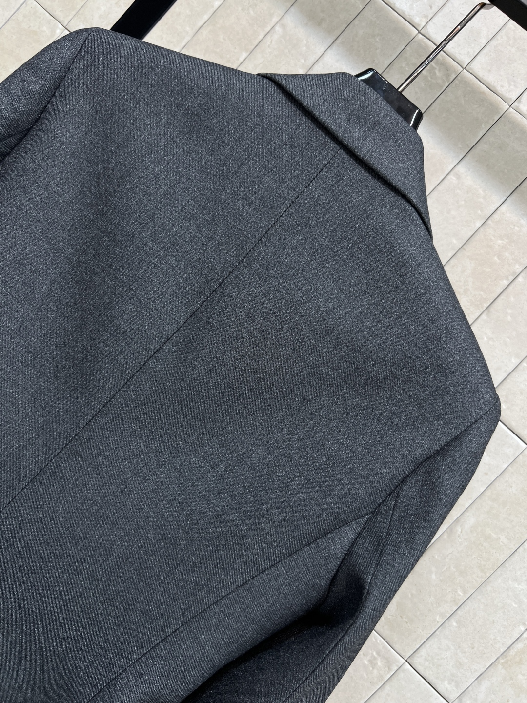 D家25秋冬新款 翻领收腰西装外套+高腰半身裙 一套搭配满分的气质感 不管是逛街聚会或者OL上班族 这一