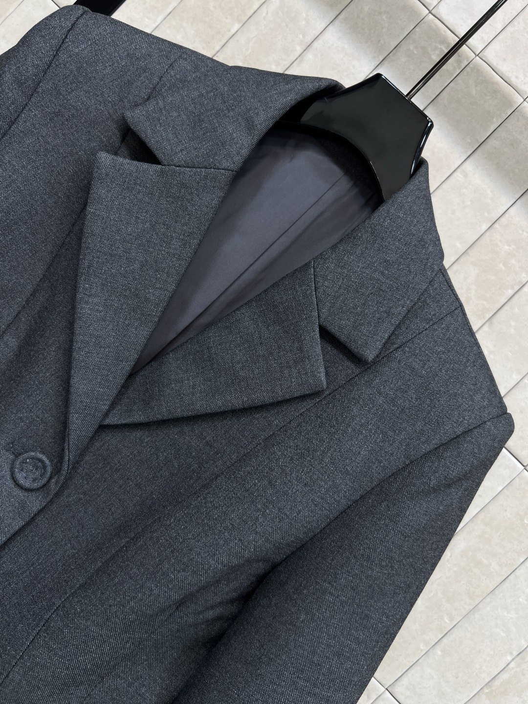 D家25秋冬新款 翻领收腰西装外套+高腰半身裙 一套搭配满分的气质感 不管是逛街聚会或者OL上班族 这一