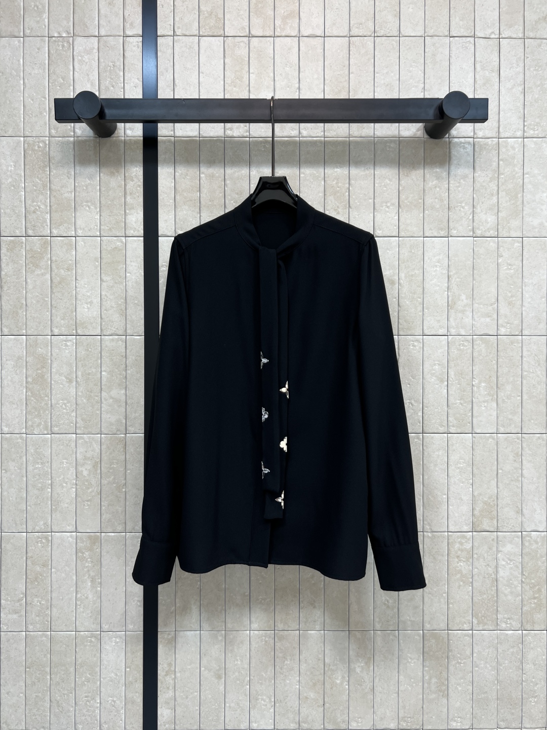 L家 25秋冬新款 立领系带黑衬衫 仙气十足 气质立领系带五金点缀 简约又大牌 小宽松的版型 上身舒适又