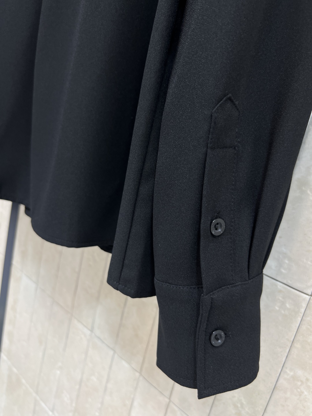 L家 25秋冬新款 立领系带黑衬衫 仙气十足 气质立领系带五金点缀 简约又大牌 小宽松的版型 上身舒适又