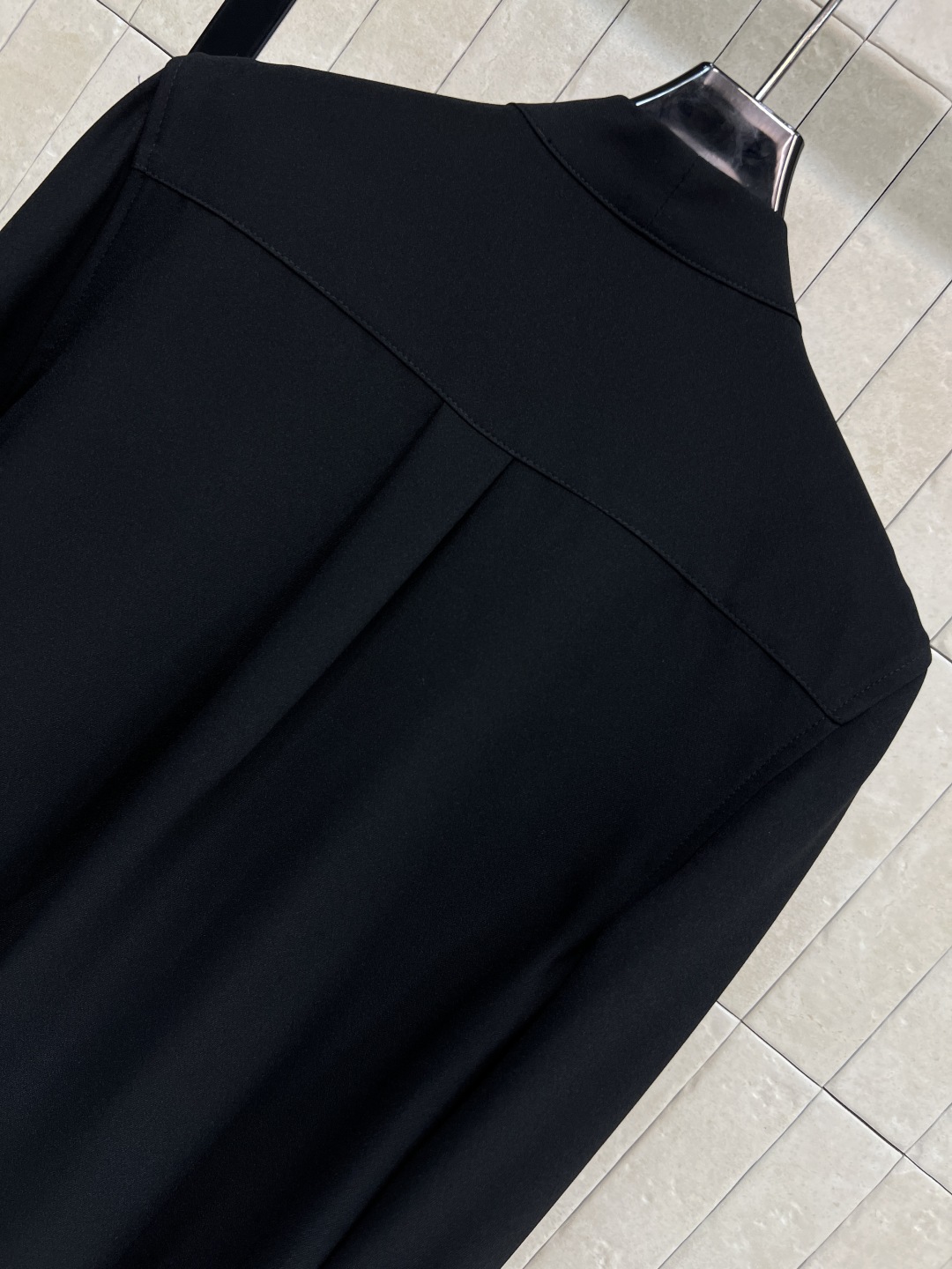 L家 25秋冬新款 立领系带黑衬衫 仙气十足 气质立领系带五金点缀 简约又大牌 小宽松的版型 上身舒适又