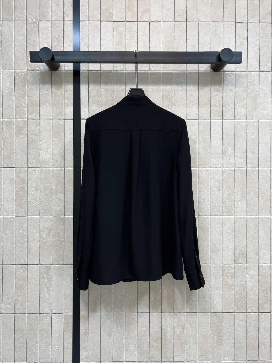 L家 25秋冬新款 立领系带黑衬衫 仙气十足 气质立领系带五金点缀 简约又大牌 小宽松的版型 上身舒适又