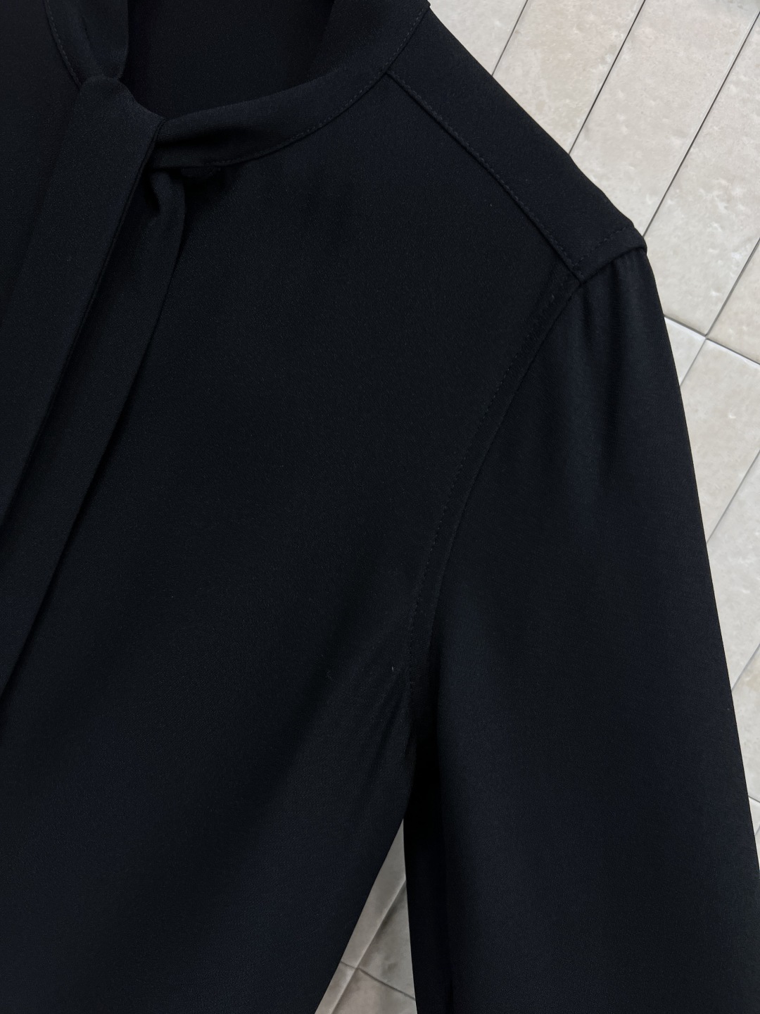 L家 25秋冬新款 立领系带黑衬衫 仙气十足 气质立领系带五金点缀 简约又大牌 小宽松的版型 上身舒适又