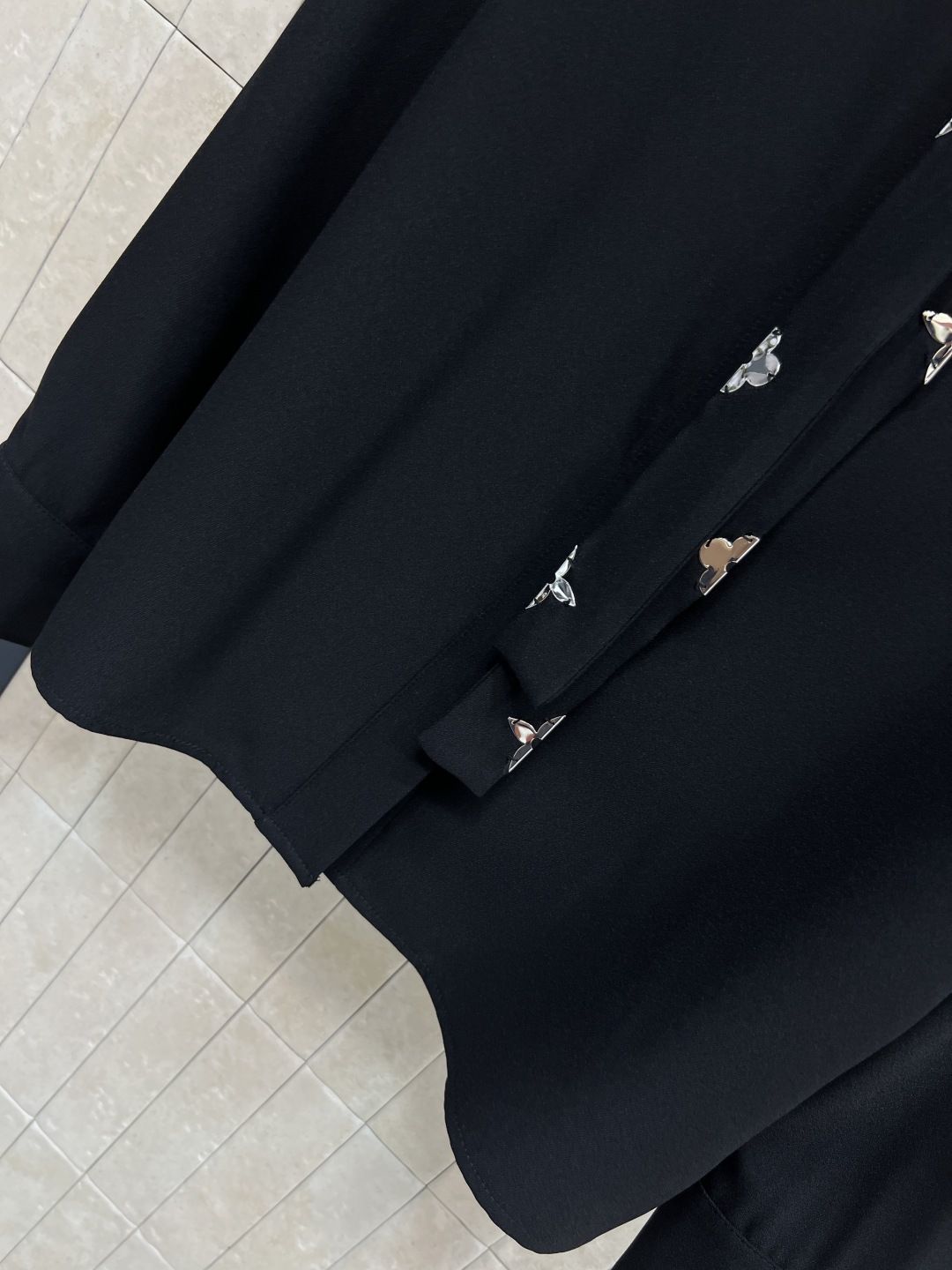 L家 25秋冬新款 立领系带黑衬衫 仙气十足 气质立领系带五金点缀 简约又大牌 小宽松的版型 上身舒适又