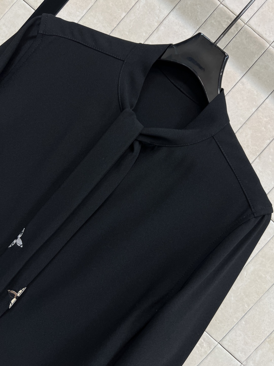 L家 25秋冬新款 立领系带黑衬衫 仙气十足 气质立领系带五金点缀 简约又大牌 小宽松的版型 上身舒适又