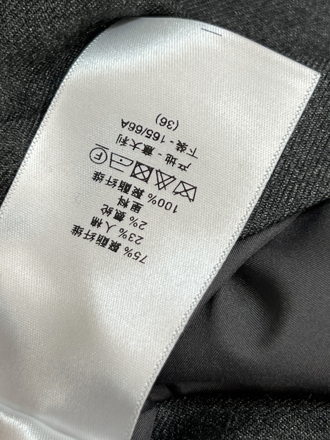 D家25秋冬新款 翻领收腰西装外套+高腰半身裙 一套搭配满分的气质感 不管是逛街聚会或者OL上班族 这一