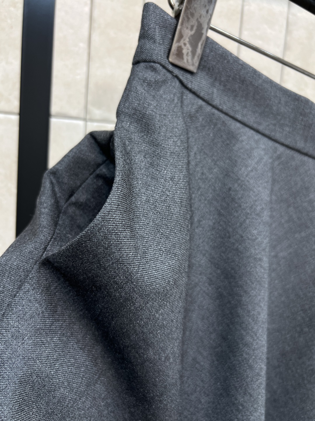 D家25秋冬新款 翻领收腰西装外套+高腰半身裙 一套搭配满分的气质感 不管是逛街聚会或者OL上班族 这一