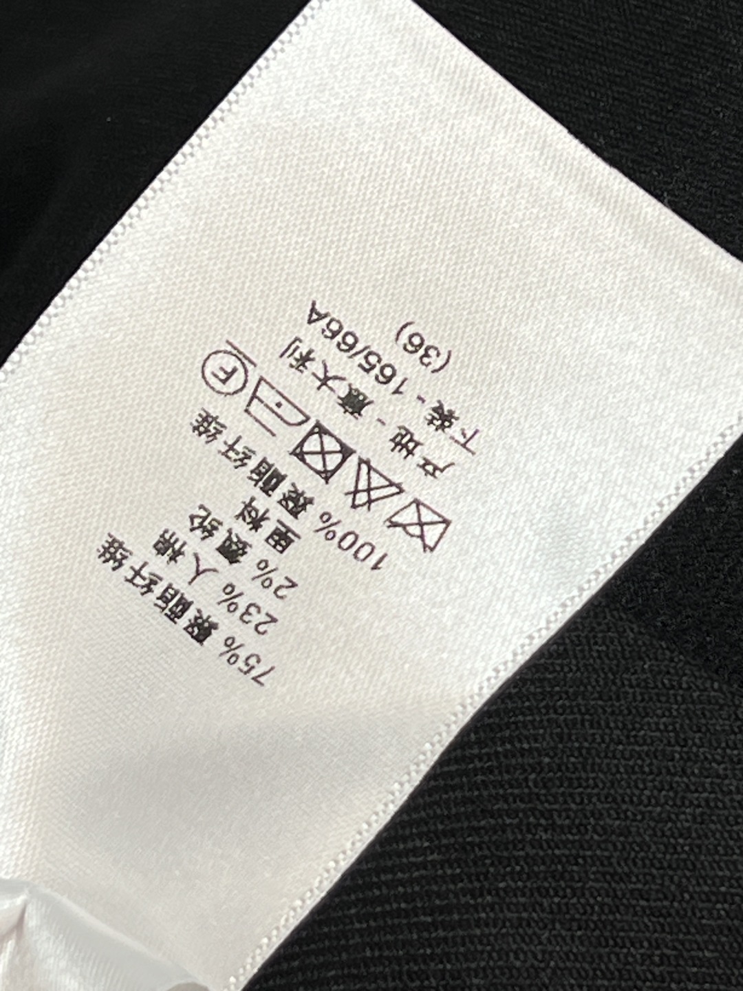 D家25秋冬新款 翻领收腰西装外套+高腰半身裙 一套搭配满分的气质感 不管是逛街聚会或者OL上班族 这一