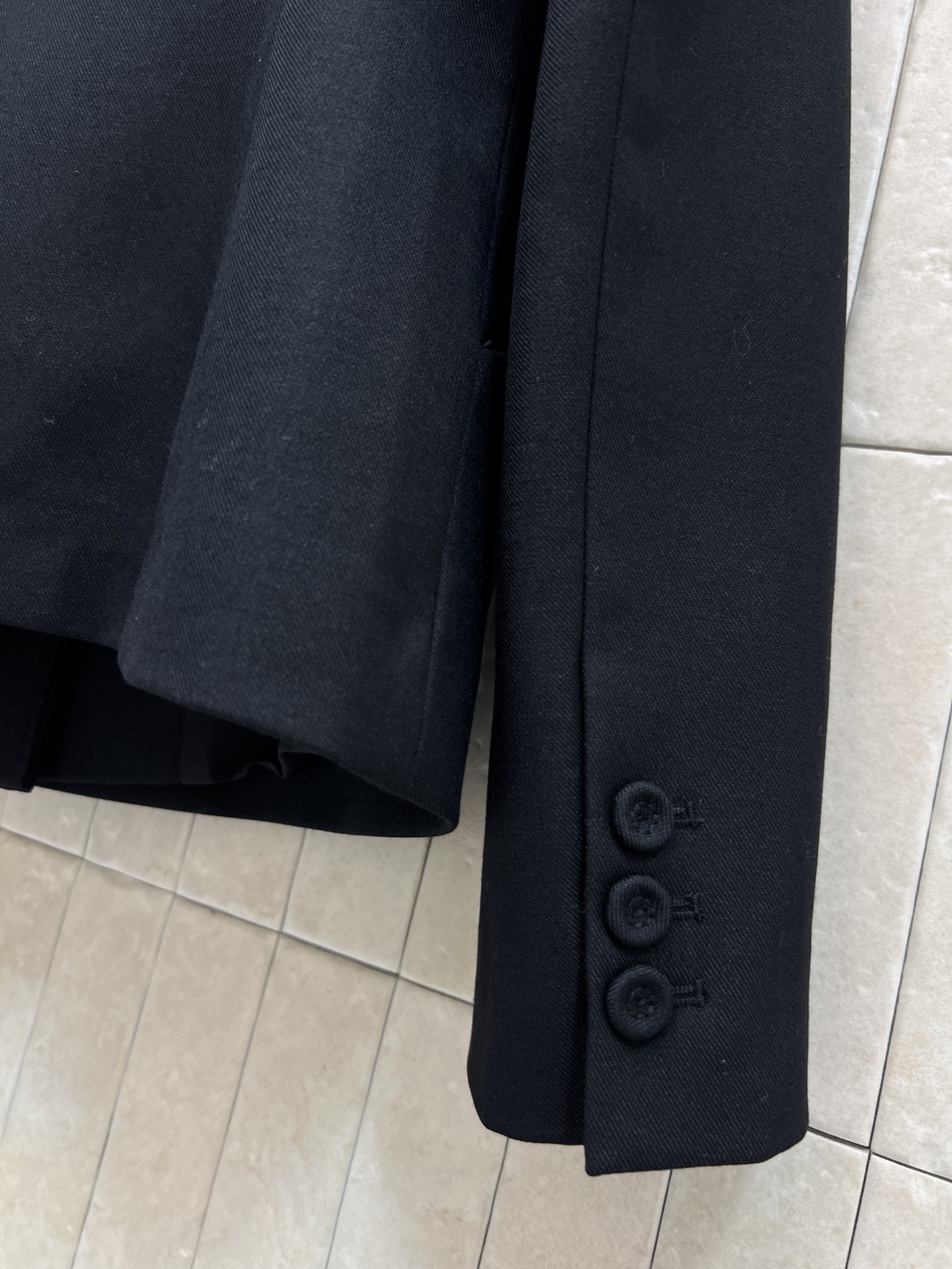 D家25秋冬新款 翻领收腰西装外套+高腰半身裙 一套搭配满分的气质感 不管是逛街聚会或者OL上班族 这一