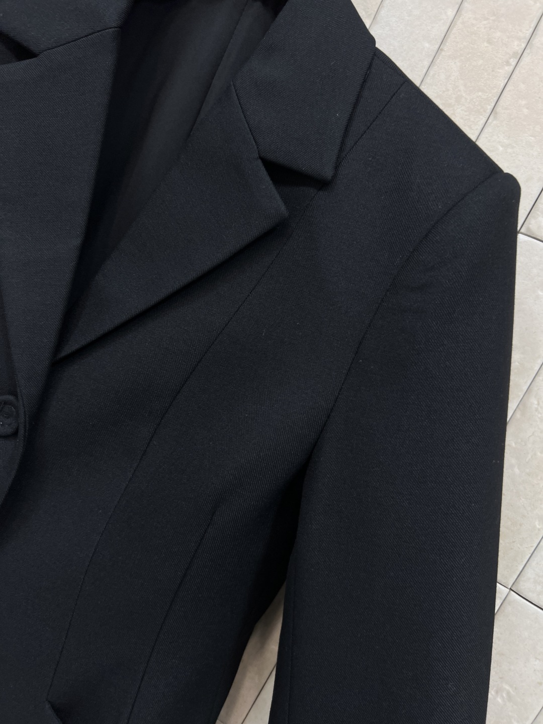 D家25秋冬新款 翻领收腰西装外套+高腰半身裙 一套搭配满分的气质感 不管是逛街聚会或者OL上班族 这一