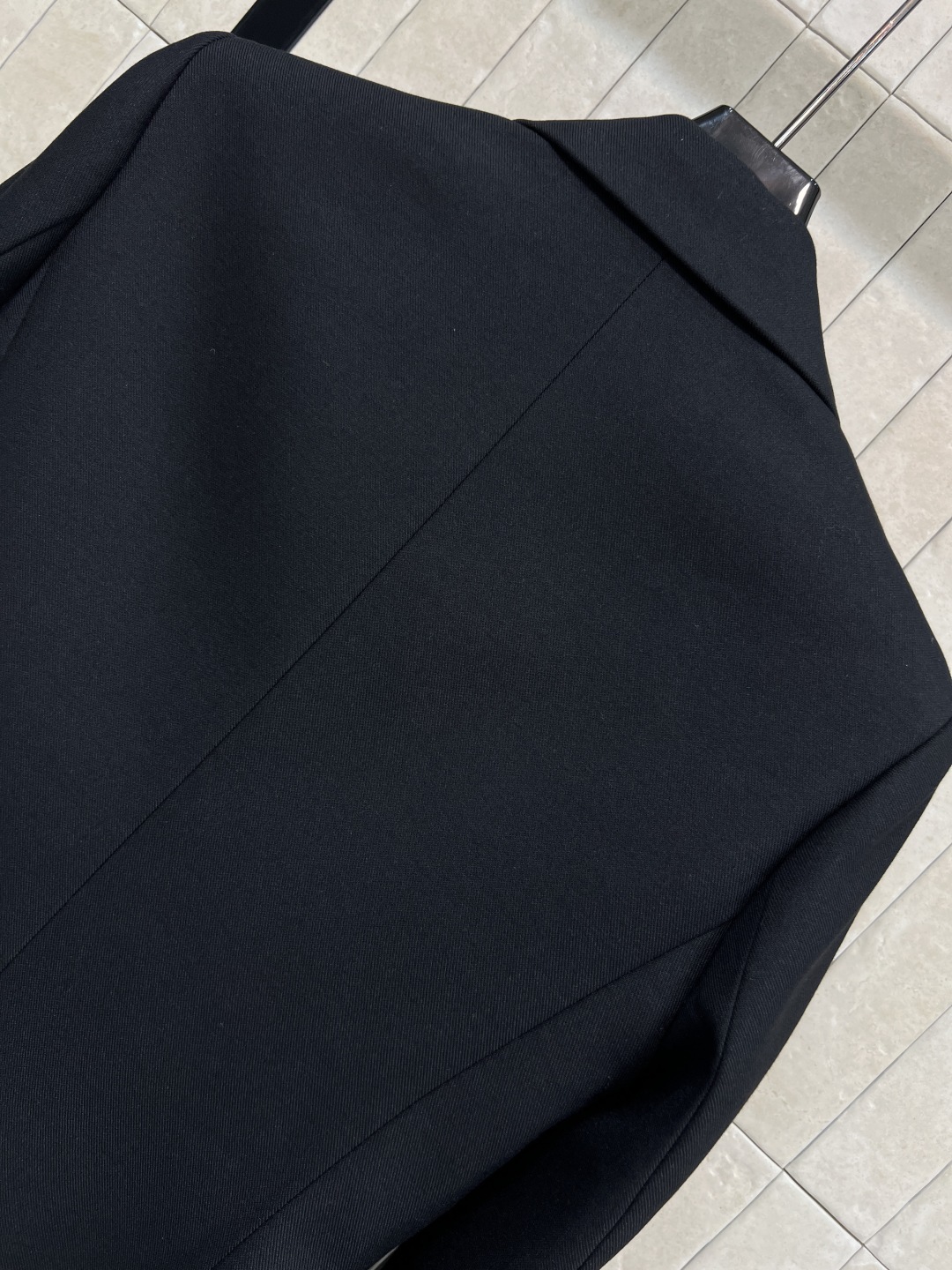 D家25秋冬新款 翻领收腰西装外套+高腰半身裙 一套搭配满分的气质感 不管是逛街聚会或者OL上班族 这一