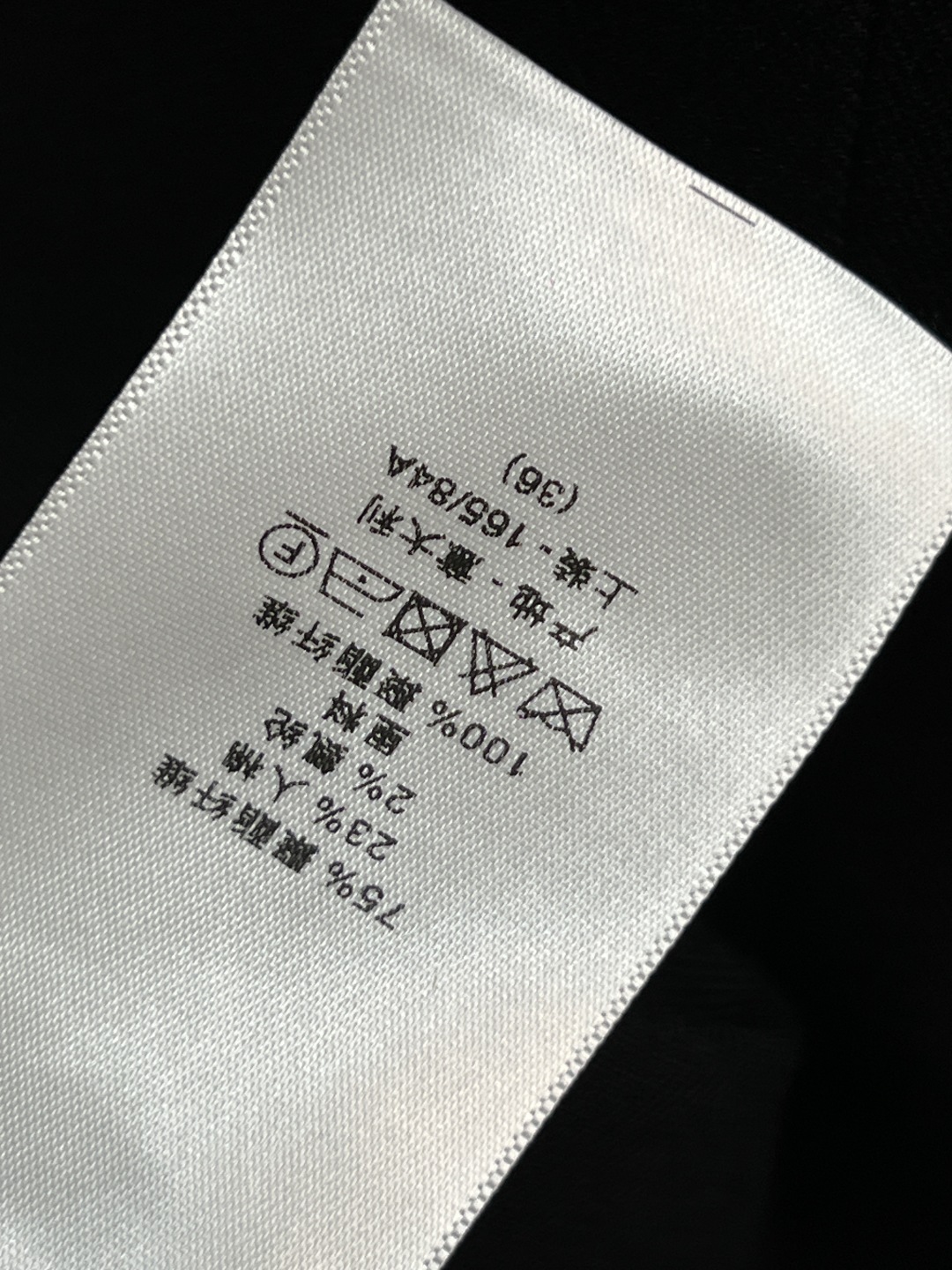 D家25秋冬新款 翻领收腰西装外套+高腰半身裙 一套搭配满分的气质感 不管是逛街聚会或者OL上班族 这一