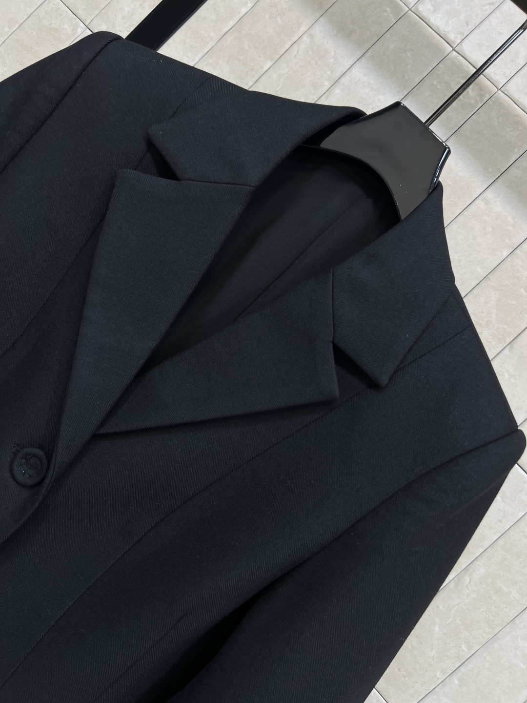 D家25秋冬新款 翻领收腰西装外套+高腰半身裙 一套搭配满分的气质感 不管是逛街聚会或者OL上班族 这一