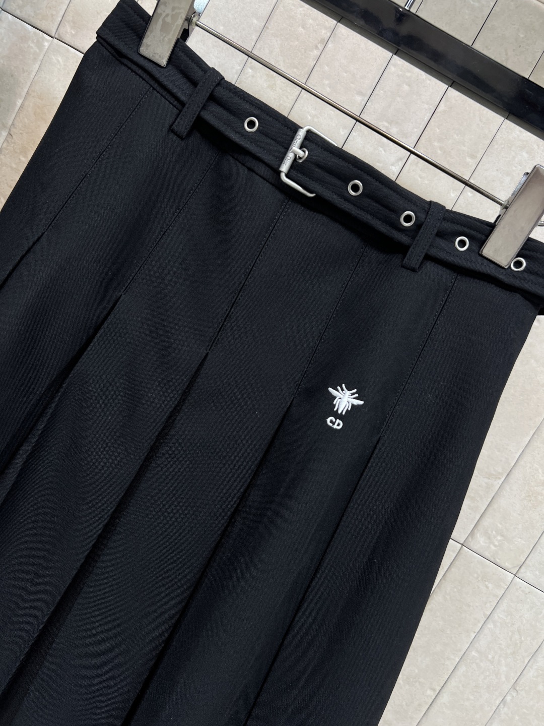 D家 25秋冬新款 高腰A字压褶半身裙 搭配本布腰带收腰 打造纤细腰身 高腰A字压褶版型设计 上身秒拉大