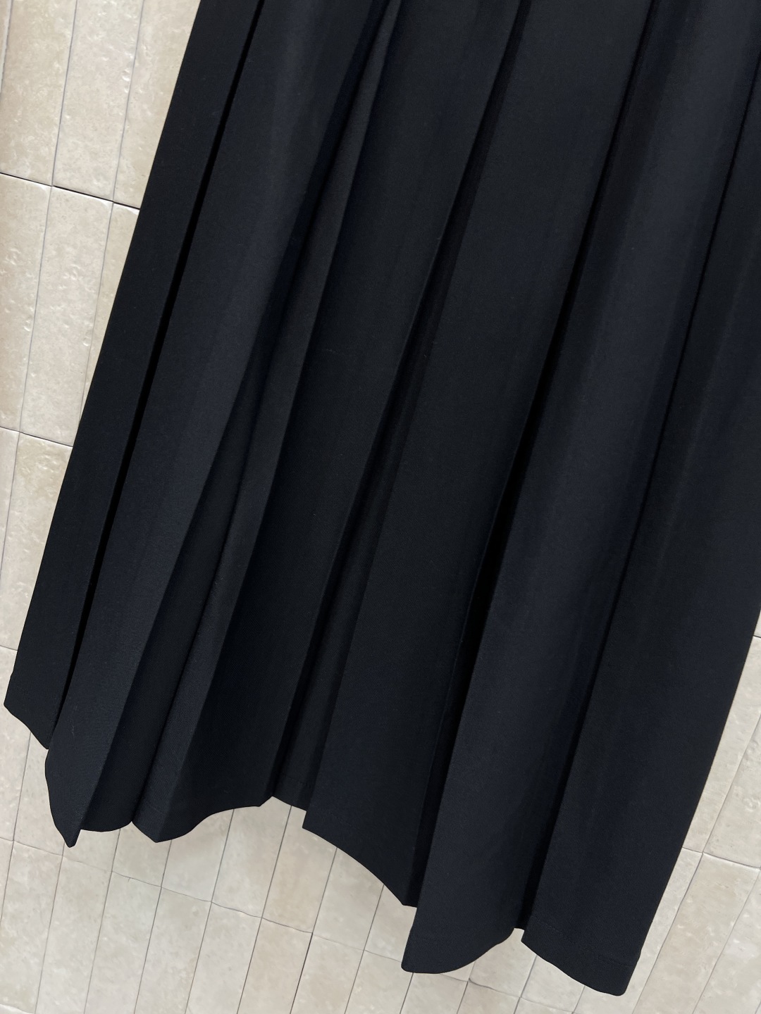 D家 25秋冬新款 高腰A字压褶半身裙 搭配本布腰带收腰 打造纤细腰身 高腰A字压褶版型设计 上身秒拉大