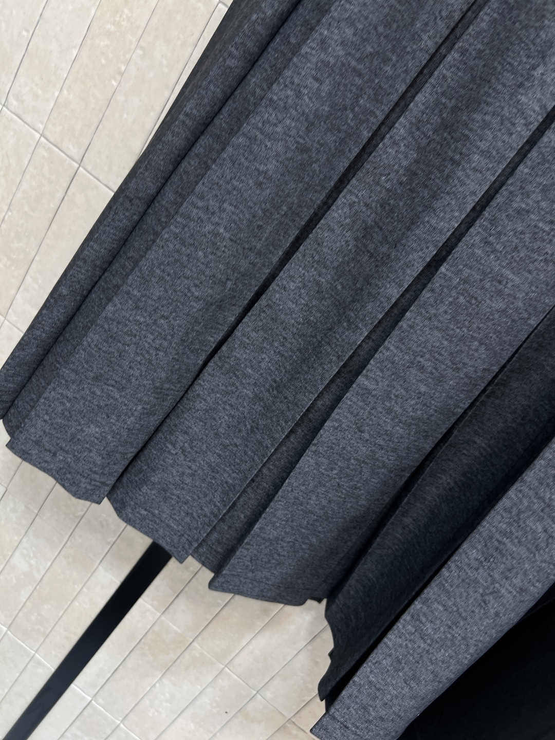 D家 25秋冬新款 高腰A字压褶半身裙 搭配本布腰带收腰 打造纤细腰身 高腰A字压褶版型设计 上身秒拉大