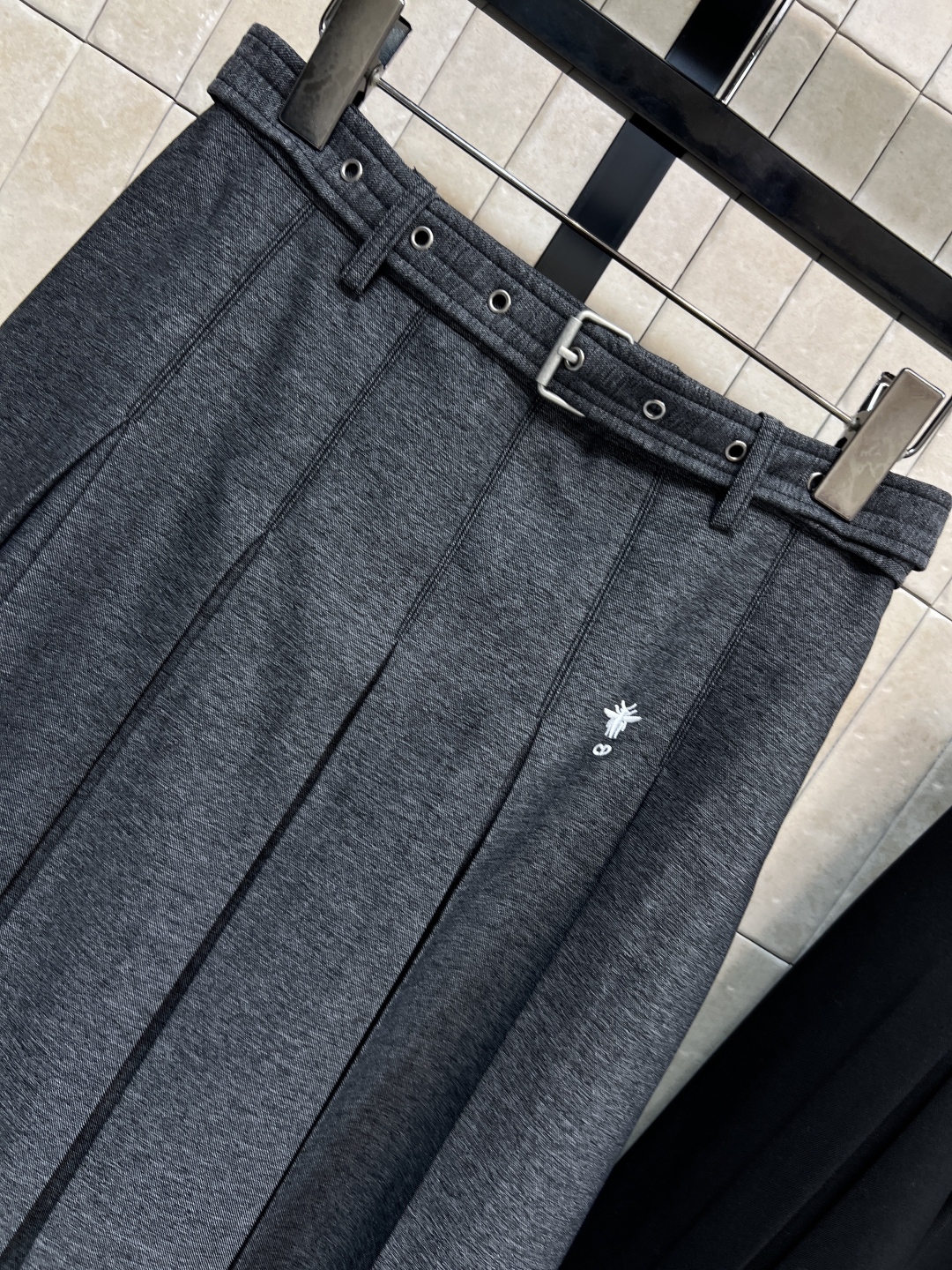 D家 25秋冬新款 高腰A字压褶半身裙 搭配本布腰带收腰 打造纤细腰身 高腰A字压褶版型设计 上身秒拉大