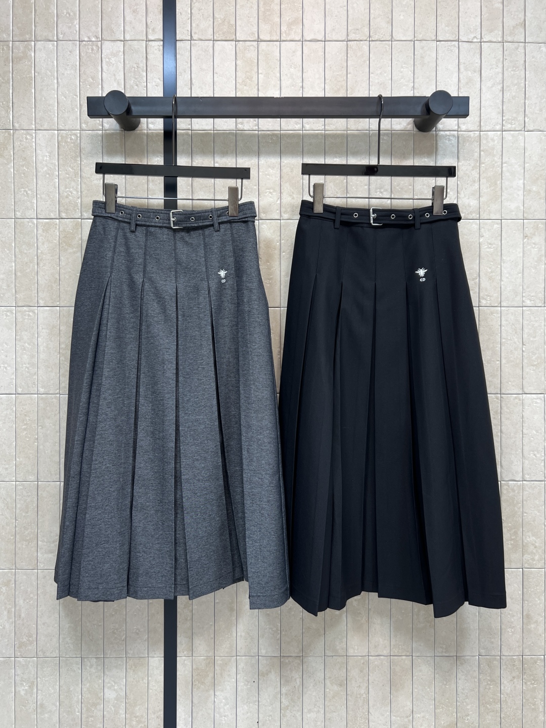 D家 25秋冬新款 高腰A字压褶半身裙 搭配本布腰带收腰 打造纤细腰身 高腰A字压褶版型设计 上身秒拉大