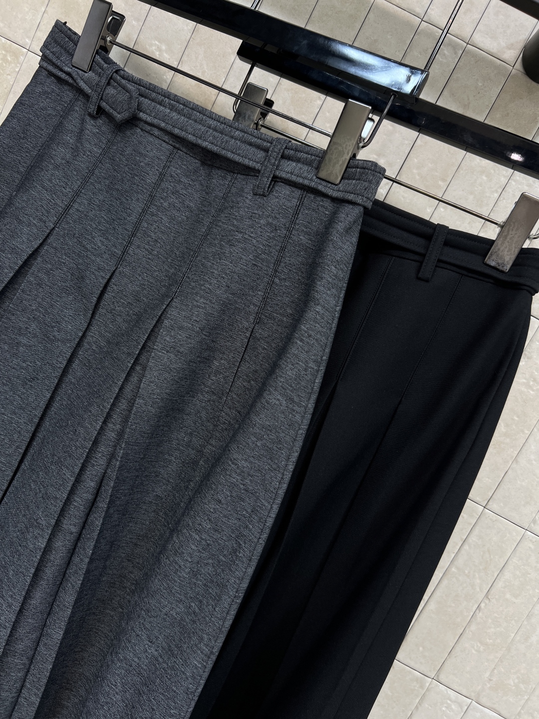 D家 25秋冬新款 高腰A字压褶半身裙 搭配本布腰带收腰 打造纤细腰身 高腰A字压褶版型设计 上身秒拉大