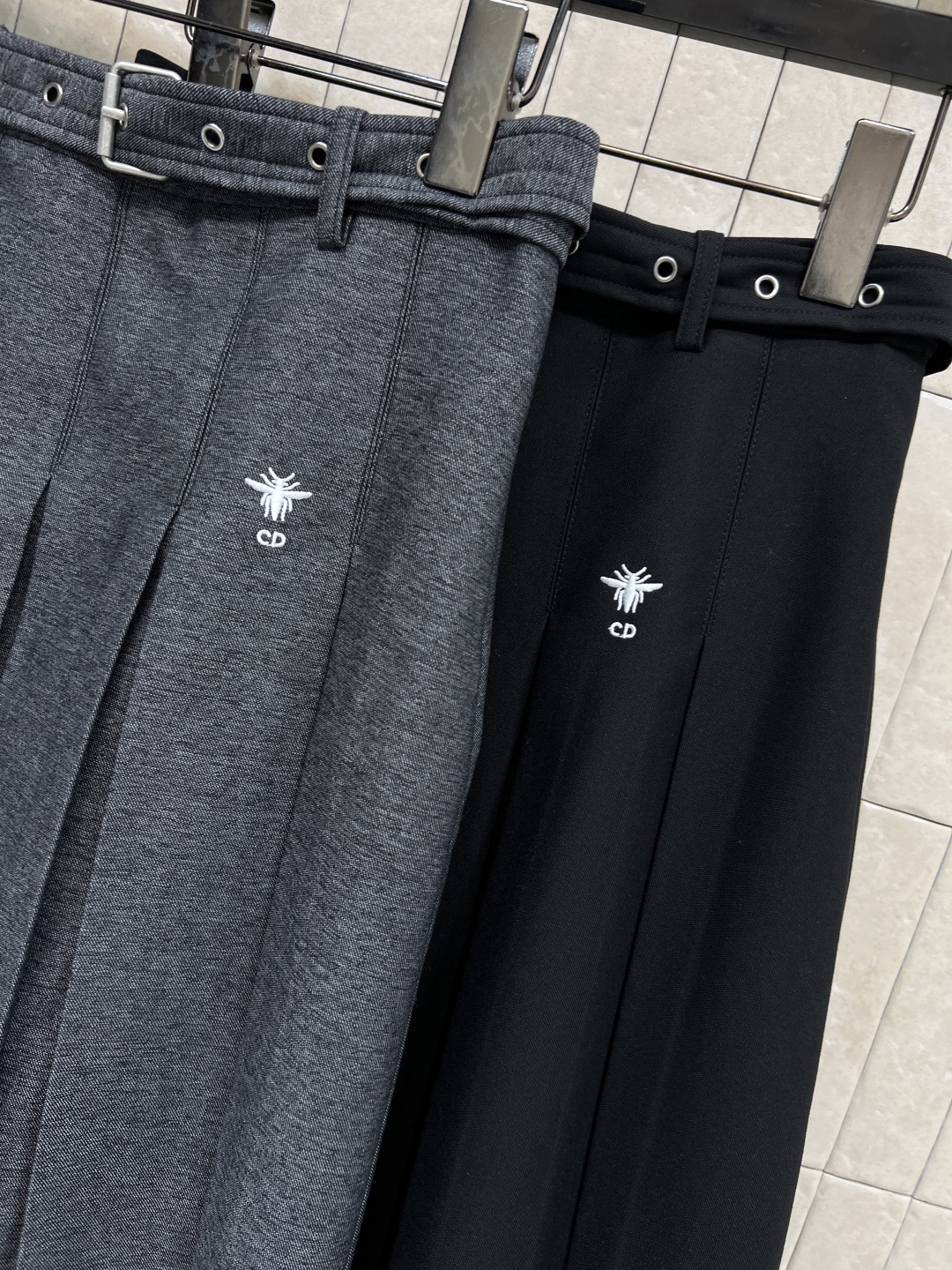 D家 25秋冬新款 高腰A字压褶半身裙 搭配本布腰带收腰 打造纤细腰身 高腰A字压褶版型设计 上身秒拉大