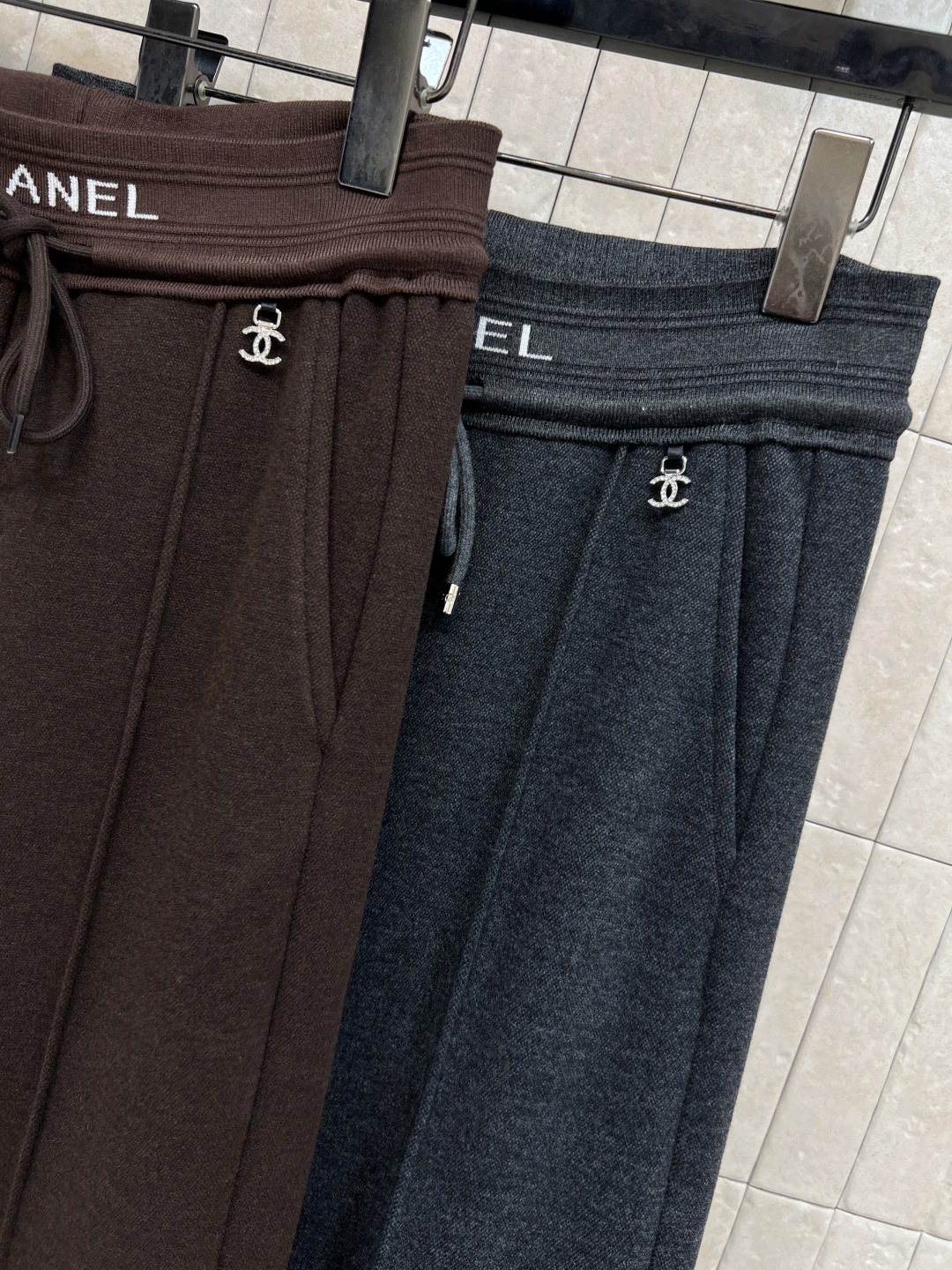 CE家 25秋冬新款 松紧腰休闲裤 松紧腰系绳腰节设计 上身不挑人身材 阔腿的直筒裤型 轻松的穿出大长腿