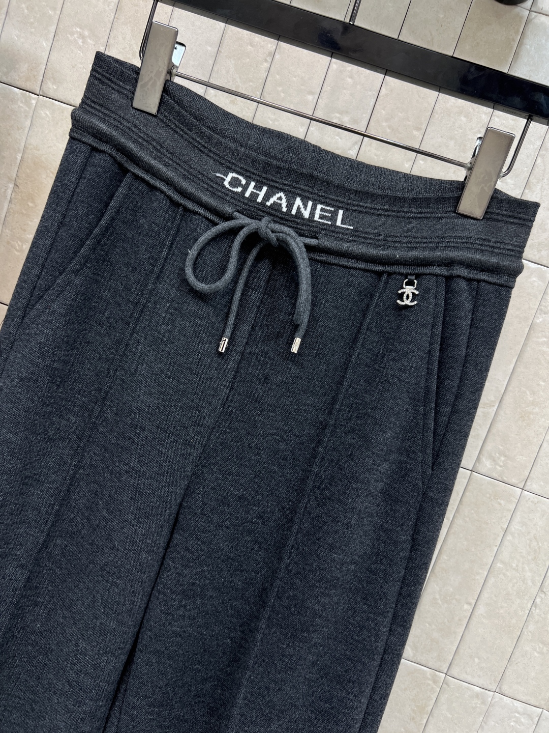 CE家 25秋冬新款 松紧腰休闲裤 松紧腰系绳腰节设计 上身不挑人身材 阔腿的直筒裤型 轻松的穿出大长腿