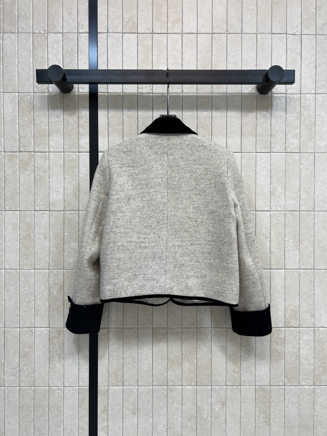 小香 25家 秋冬新款 丝绒拼接小香风外套 丝绒领口和袖口的拼接撞色设计简直绝啦 复古又时髦高级 领口配