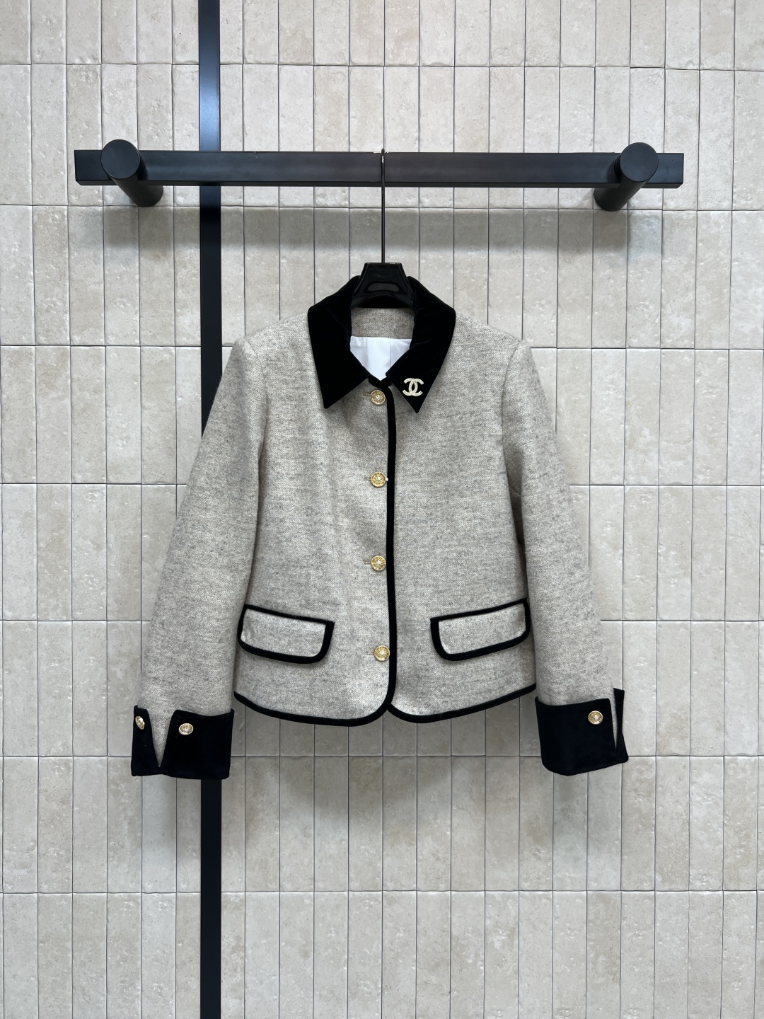 小香 25家 秋冬新款 丝绒拼接小香风外套 丝绒领口和袖口的拼接撞色设计简直绝啦 复古又时髦高级 领口配