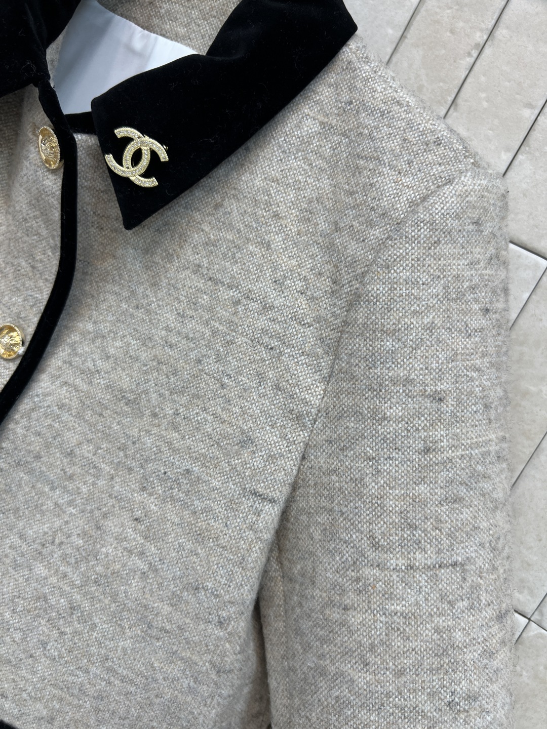 小香 25家 秋冬新款 丝绒拼接小香风外套 丝绒领口和袖口的拼接撞色设计简直绝啦 复古又时髦高级 领口配