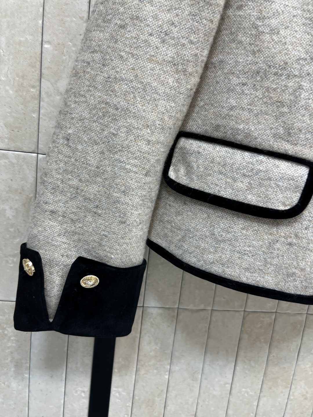 小香 25家 秋冬新款 丝绒拼接小香风外套 丝绒领口和袖口的拼接撞色设计简直绝啦 复古又时髦高级 领口配