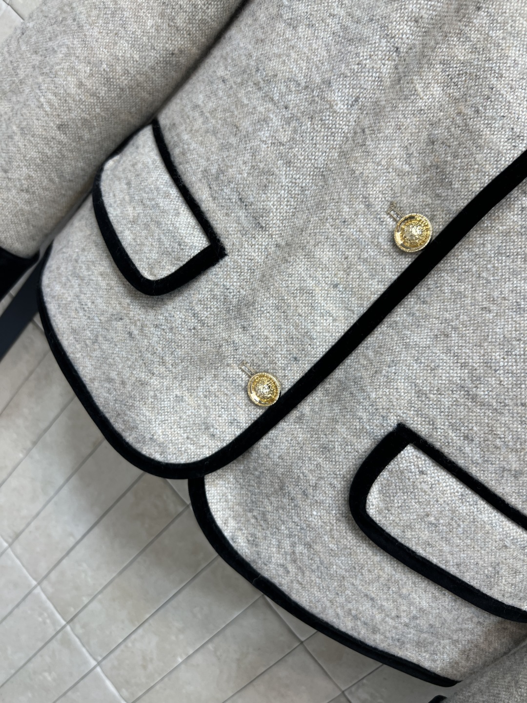 小香 25家 秋冬新款 丝绒拼接小香风外套 丝绒领口和袖口的拼接撞色设计简直绝啦 复古又时髦高级 领口配